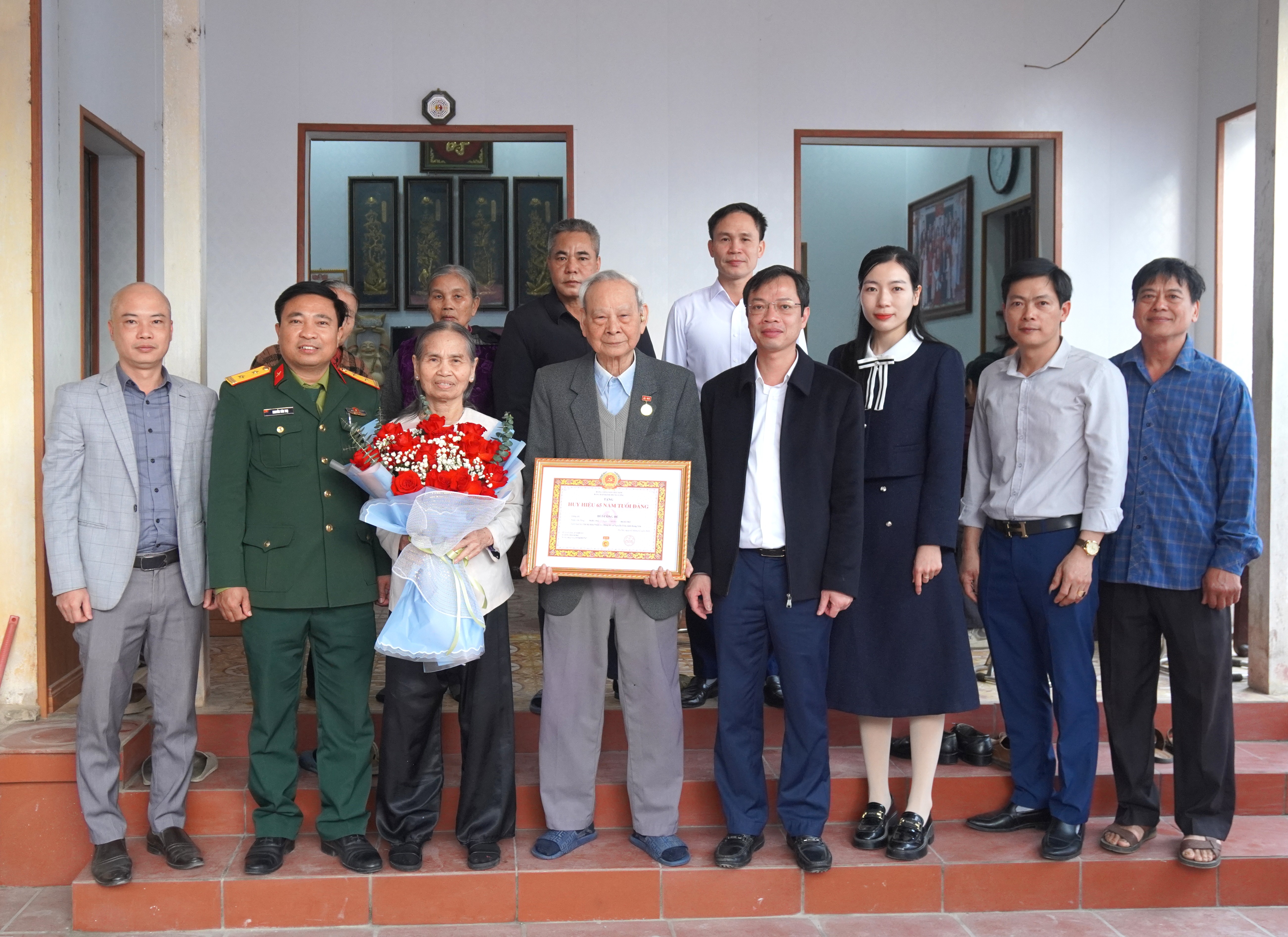 Đồng chí Dương Tuấn Kiệt –Bí thư Đảng ủy, Chủ tịch HĐND xã trao huy hiệu 65 năm tuổi Đảng đợt 3/2