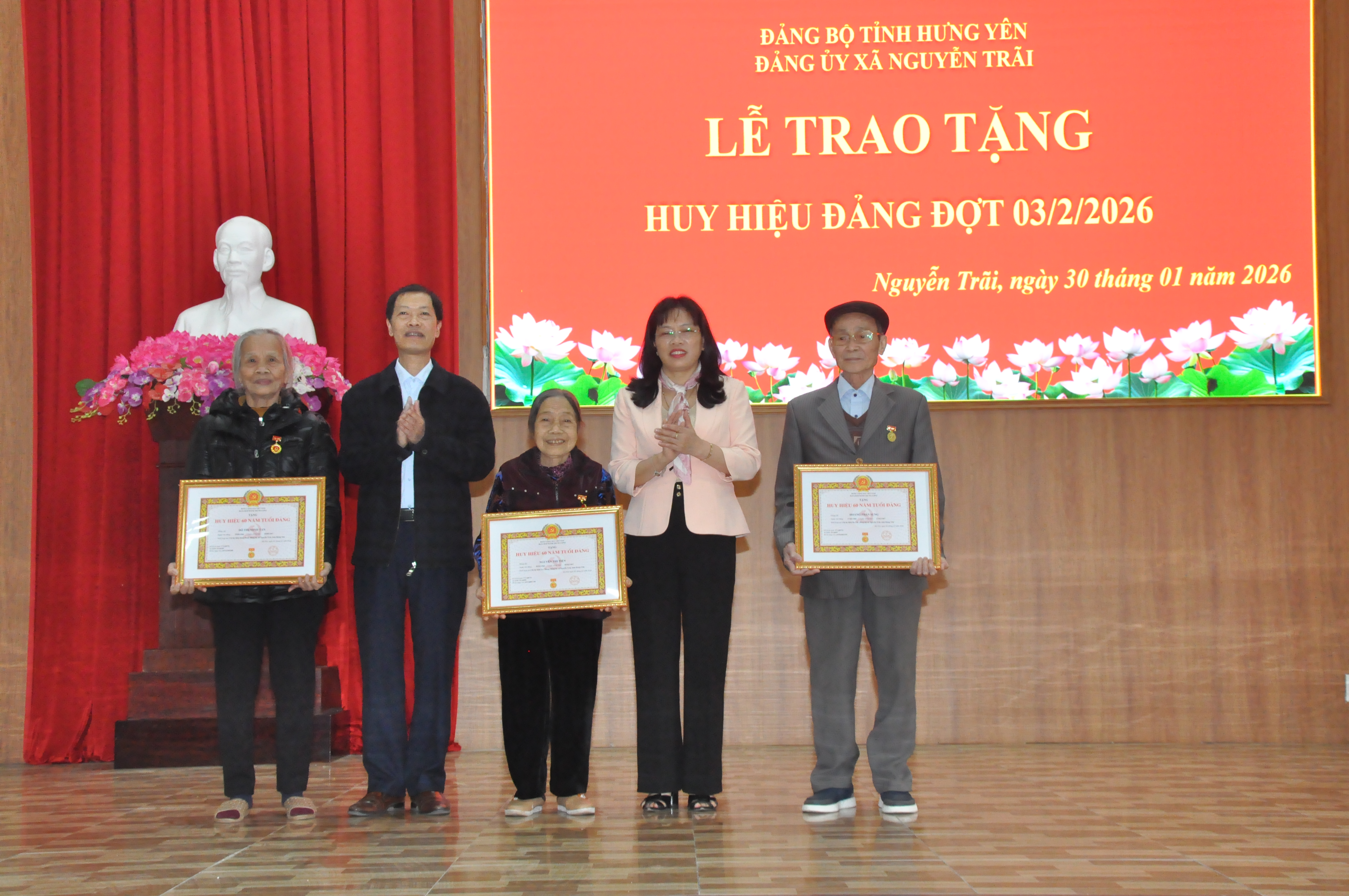 Đảng ủy xã Nguyễn Trãi trao huy hiệu đảng đợt 3/2 cho các đảng viên trong Đảng bộ