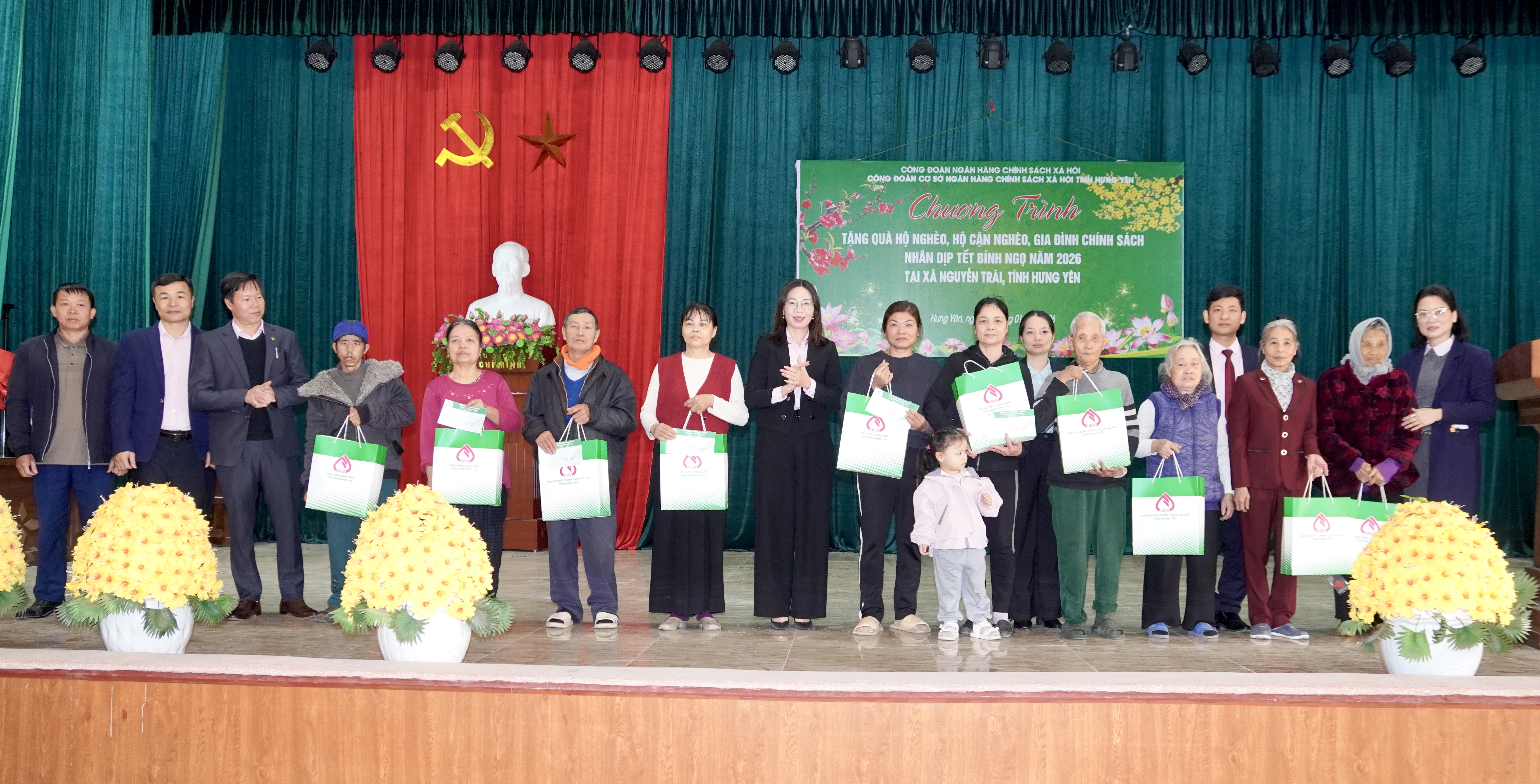 Công đoàn cơ sở ngân hàng chính sách xã hội tỉnh Hưng Yên trao quà cho hộ nghèo, hộ cận nghèo, gia đình chính sách nhân dịp Tết Nguyên đán Bính Ngọ năm 2026 tại xã Nguyễn Trãi.