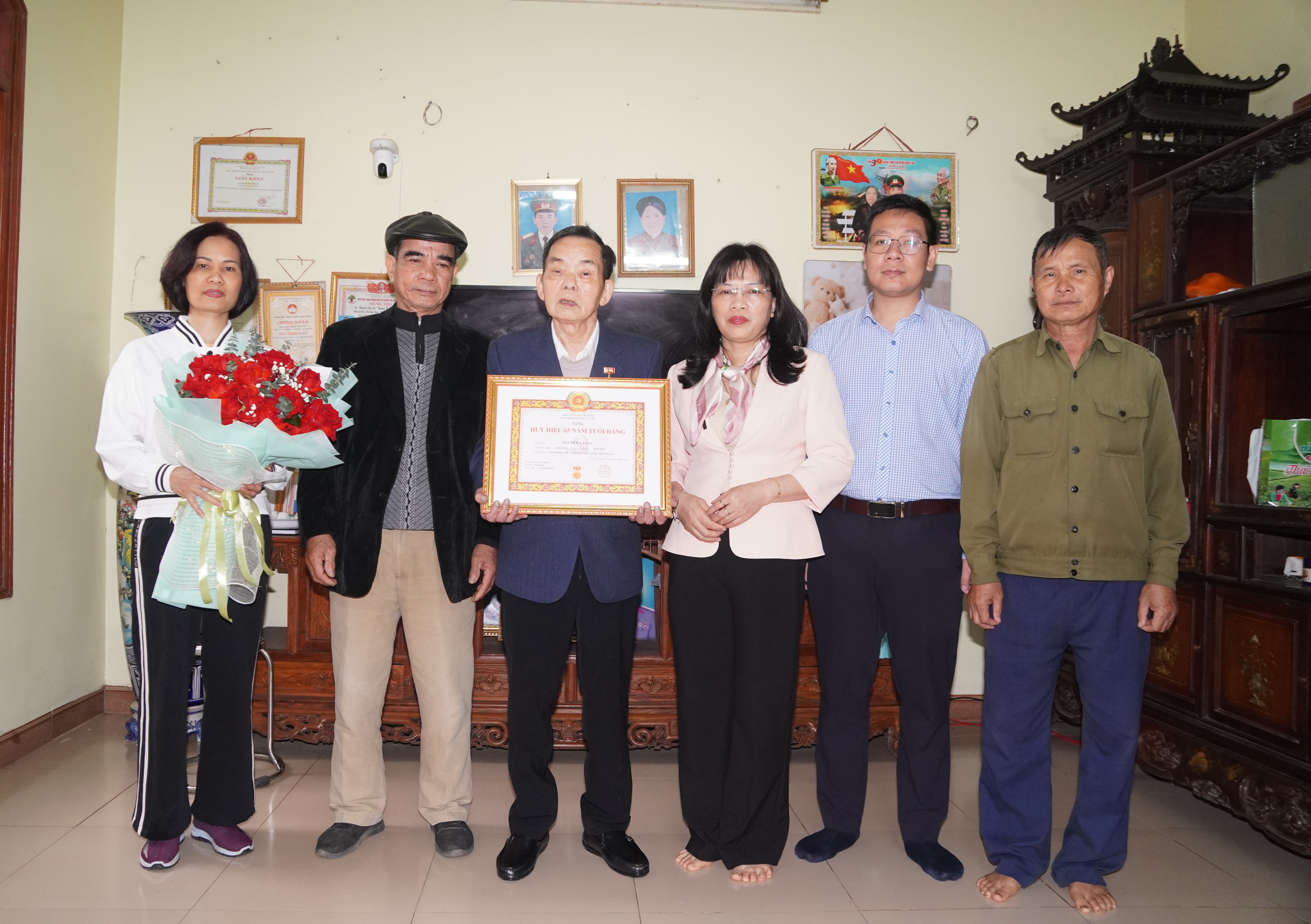 Đồng chí Nguyễn Thúy Giang – Phó Bí thư Thường trực Đảng ủy xã Nguyễn Trãi trao Huy hiệu 65 năm tuổi Đảng cho đảng viên Nguyễn Văn Vu sinh hoạt tại Chi bộ Lã Xá, đảng bộ xã Nguyễn Trãi