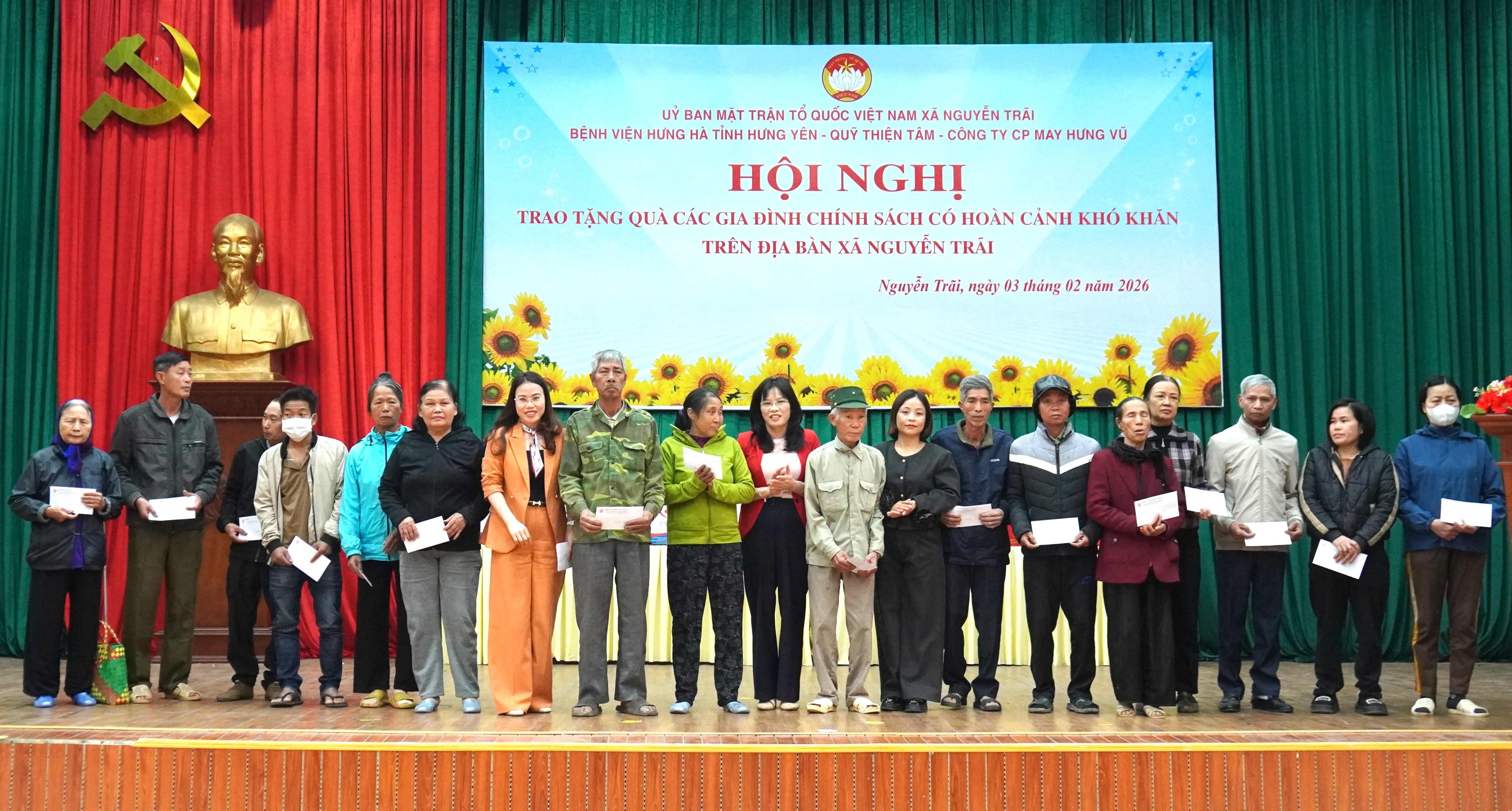 Ủy ban MTTQ Việt Nam xã Nguyễn Trãi phối hợp trao tặng hơn 300 suất quà cho các gia đình chính sách và đối tượng khó khăn trên địa bàn