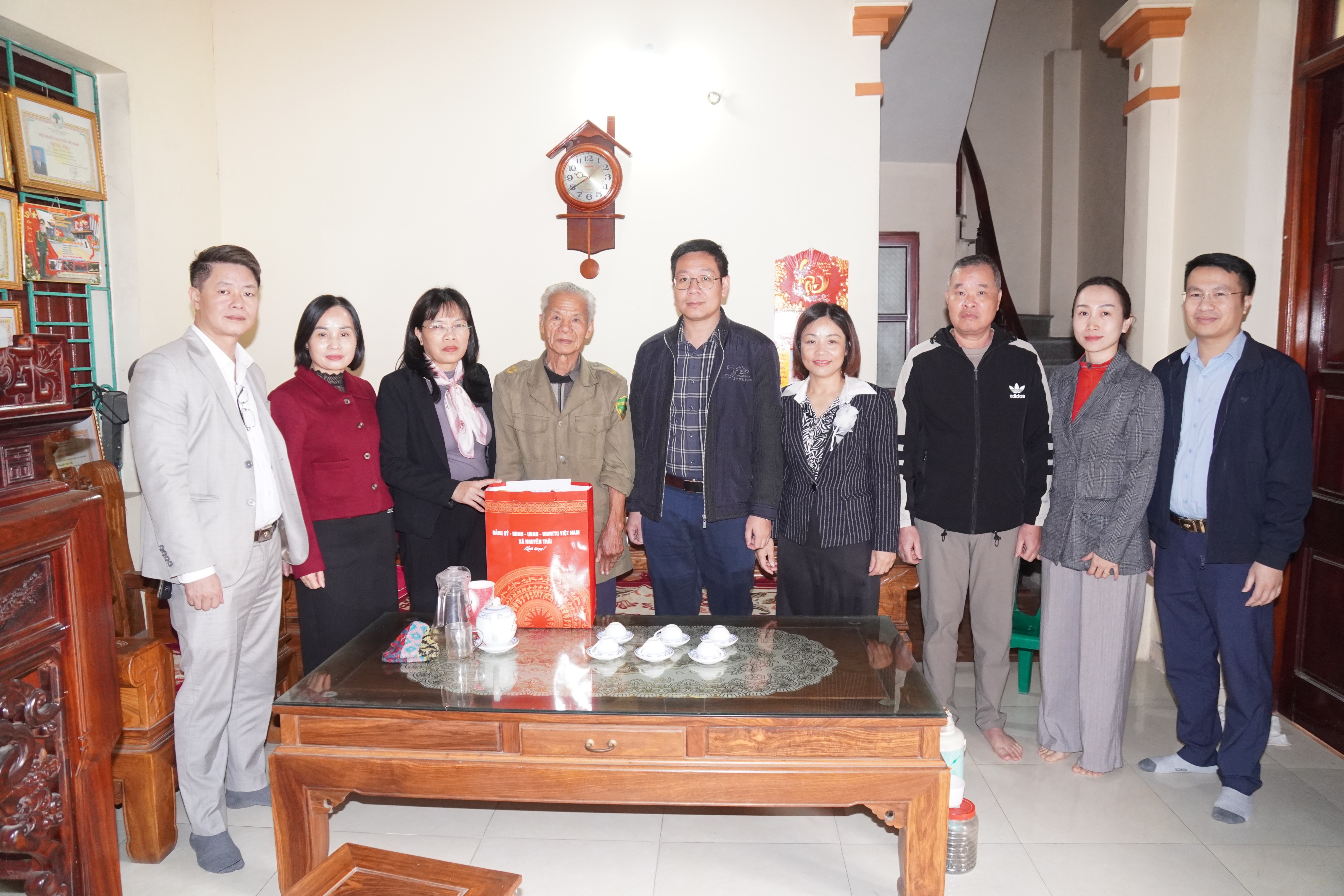 Đồng chí Nguyễn Thúy Giang – Phó Bí thư Thường trực Đảng ủy xã Nguyễn Trãi, tỉnh Hưng Yên thăm, tặng quà gia đình chính sách, người có công với cách mạng nhân dịp Tết nguyên đán Bính Ngọ năm 2026.