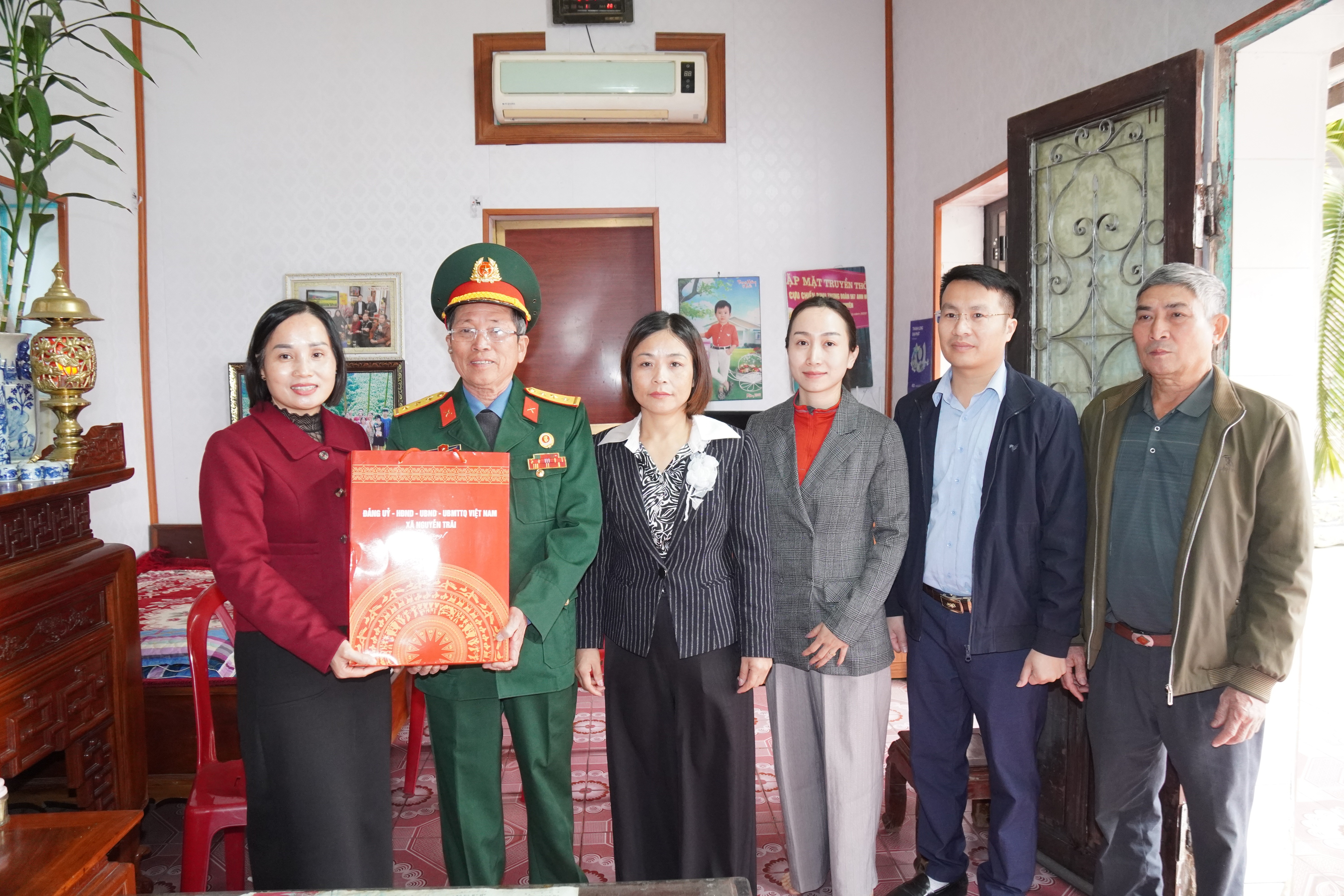 Các đồng chí Ủy viên Ban Thường vụ Đảng ủy xã Nguyễn Trãi thăm, tặng quà các gia đình chính sách, hộ nghèo và trên địa bàn xã