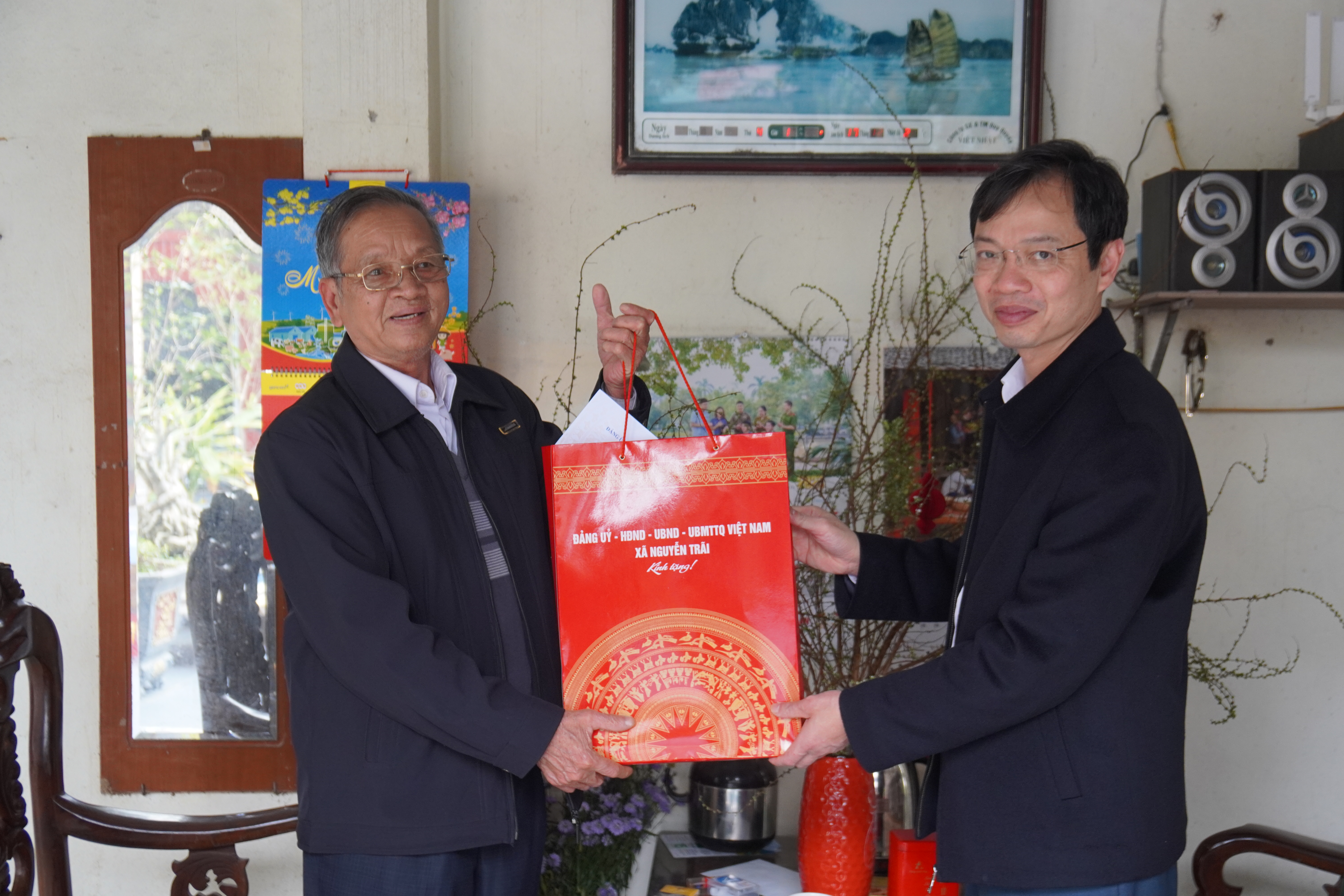 Đồng chí Dương Tuấn Kiệt – Bí thư Đảng ủy, Chủ tịch Hội đồng nhân dân  xã Nguyễn Trãi thăm, tặng quà các gia đình chính sách và người có công với cách mạng nhân dịp Tết nguyên đán Bính Ngọ