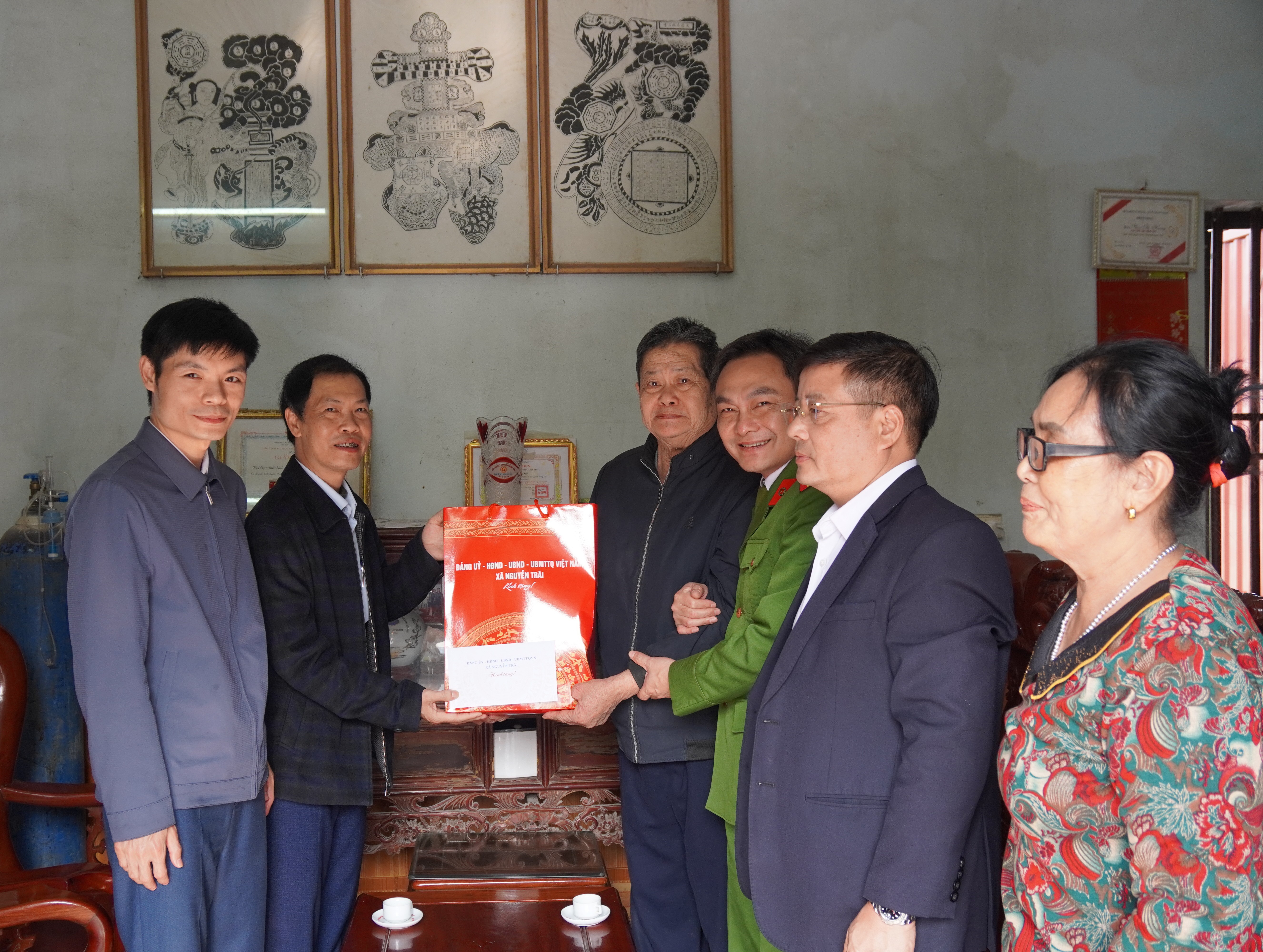 Đồng chí Nguyễn Tất Thắng – Phó Bí thư Đảng ủy, Chủ tịch UBND xã đi thăm, tặng quà  các gia đình chính sách, hộ nghèo nhân dịp Tết Bính Ngọ năm 2026