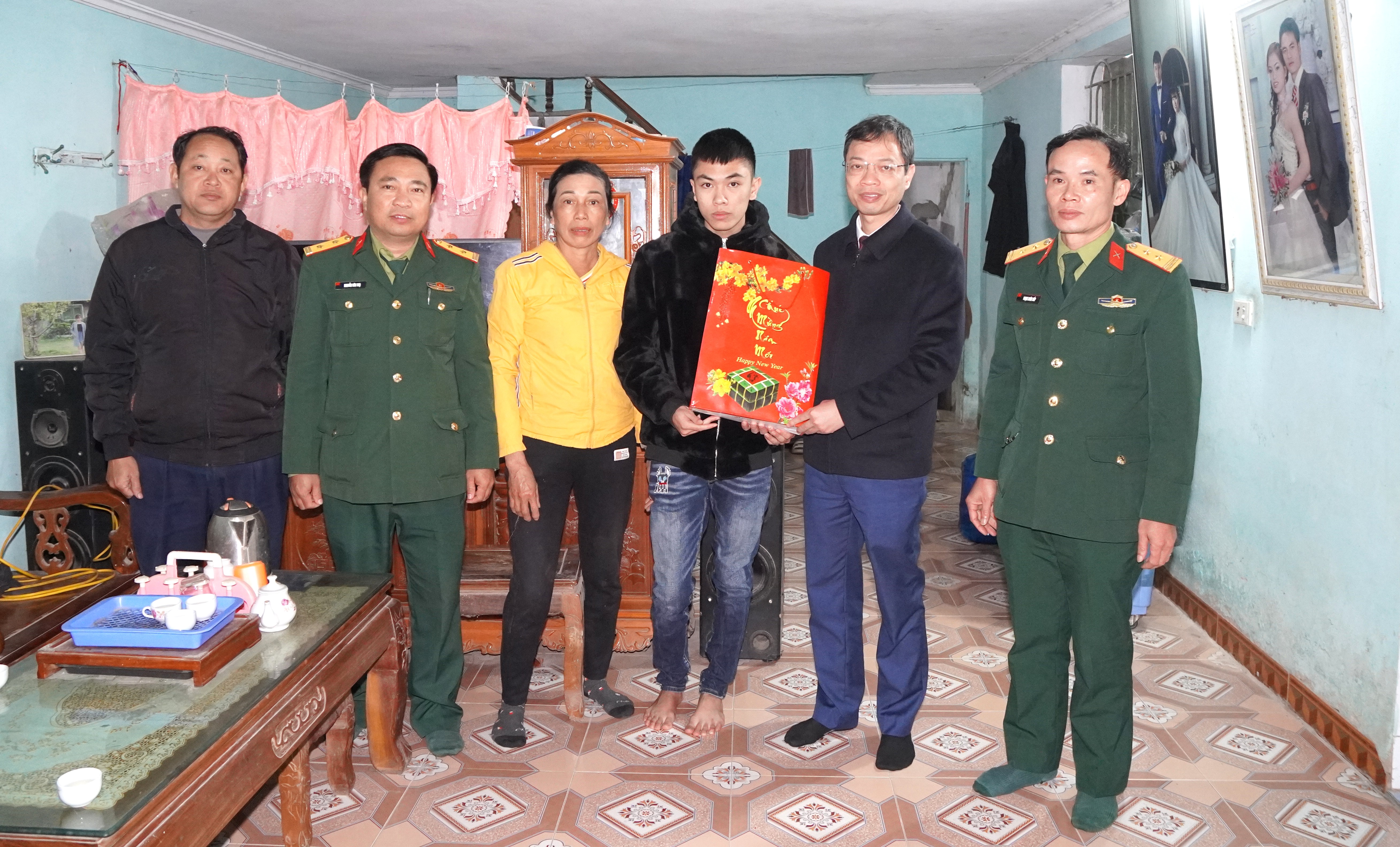 Đồng chí Dương Tuấn Kiệt - Bí thư Đảng ủy, Chủ tịch HĐND xã Nguyễn Trãi đã đến thăm hỏi, động viên các gia đình thanh niên có hoàn cảnh khó khăn chuẩn bị lên đường thực hiện nghĩa vụ quân sự năm 2026.