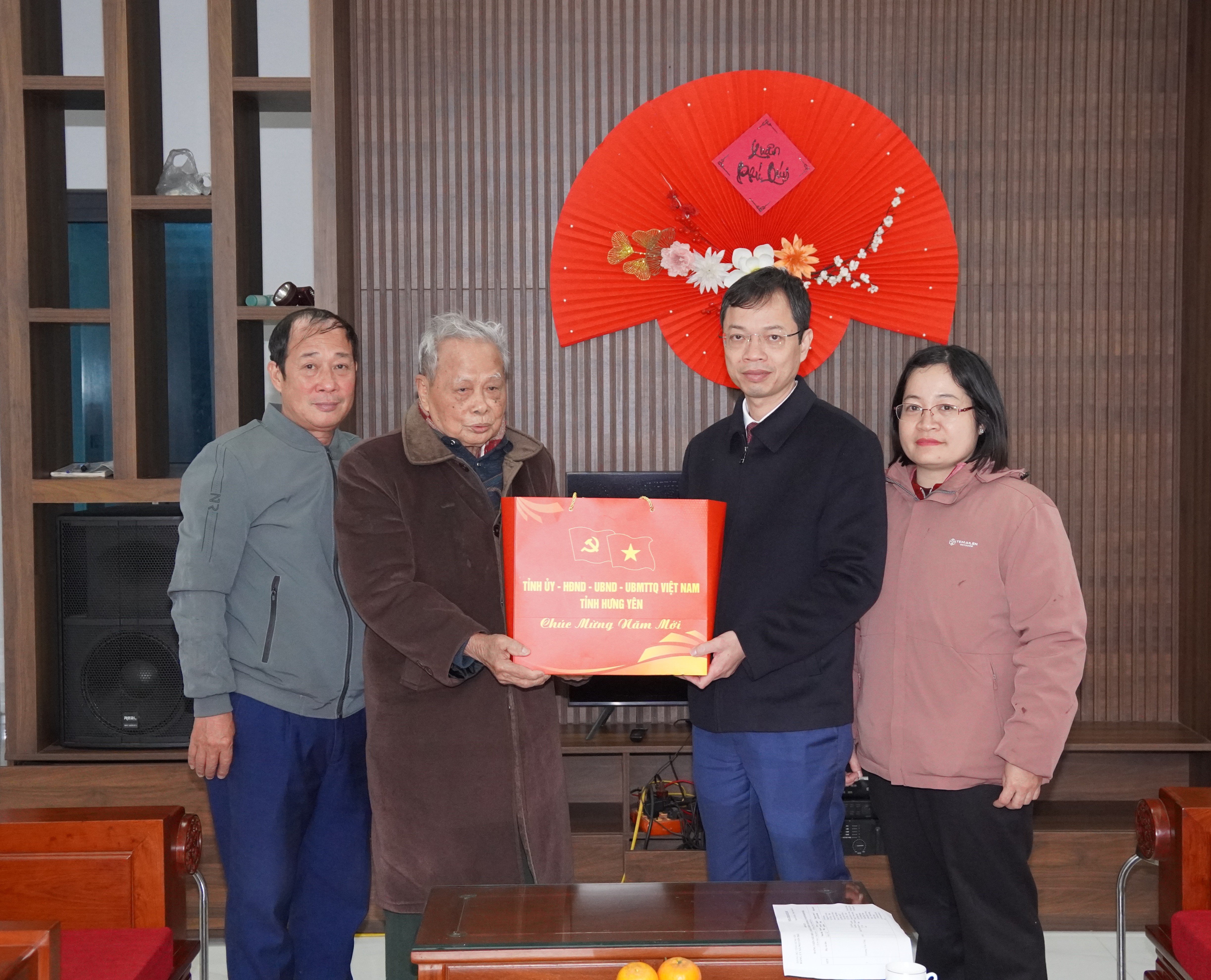 Đồng chí Dương Tuấn Kiệt - Bí thư Đảng ủy, Chủ tịch HĐND xã thăm, trao quà của Tỉnh ủy, HĐND, UBND và Ủy ban MTTQ Việt Nam tỉnh Hưng Yên tới đảng viên tiêu biểu tại thôn Anh Nhuệ xã Nguyễn Trãi