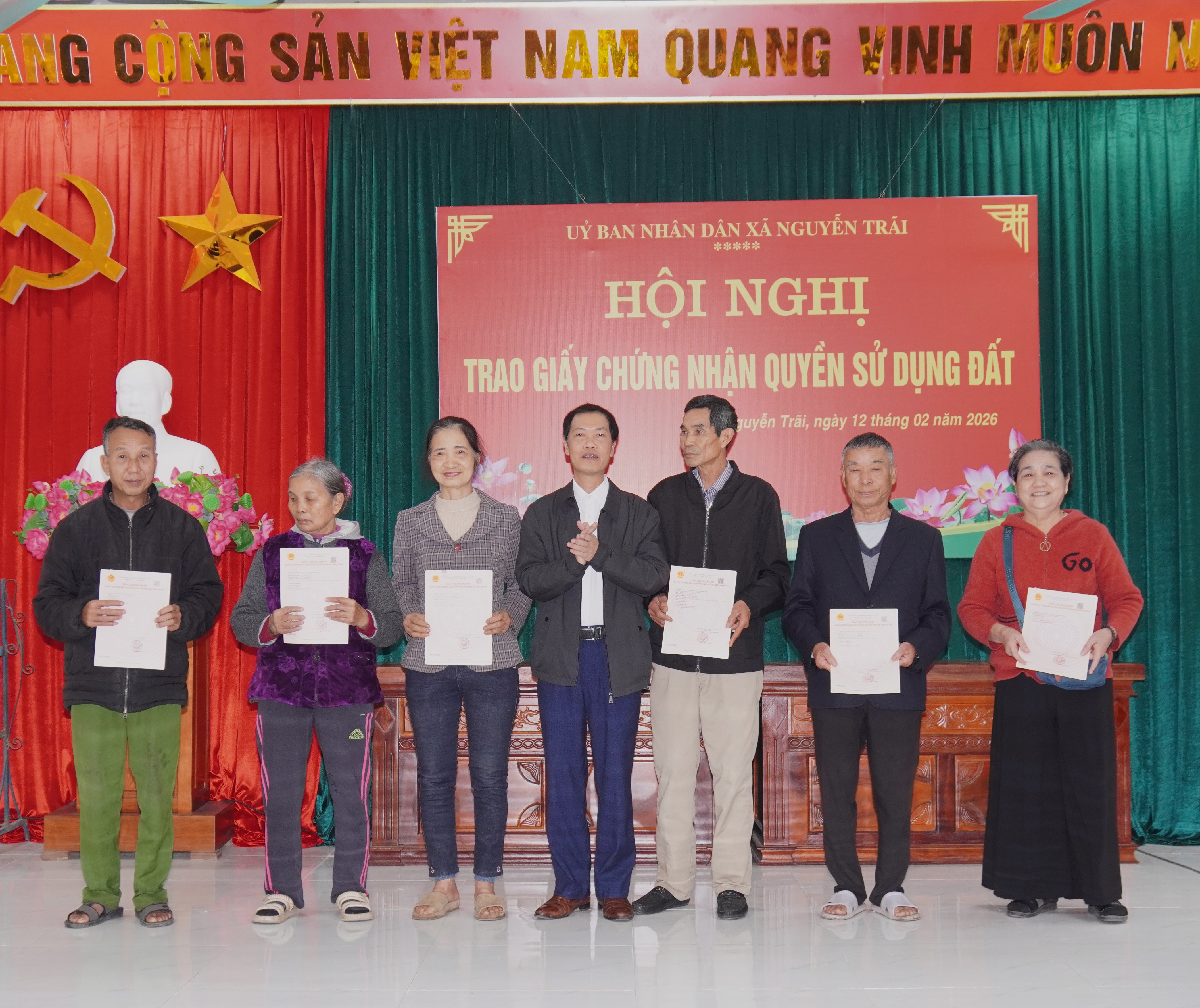 Uỷ ban nhân dân xã Nguyễn Trãi tổ chức trao 115 Giấy chứng nhận quyền sử dụng đất nông nghiệp cho người dân