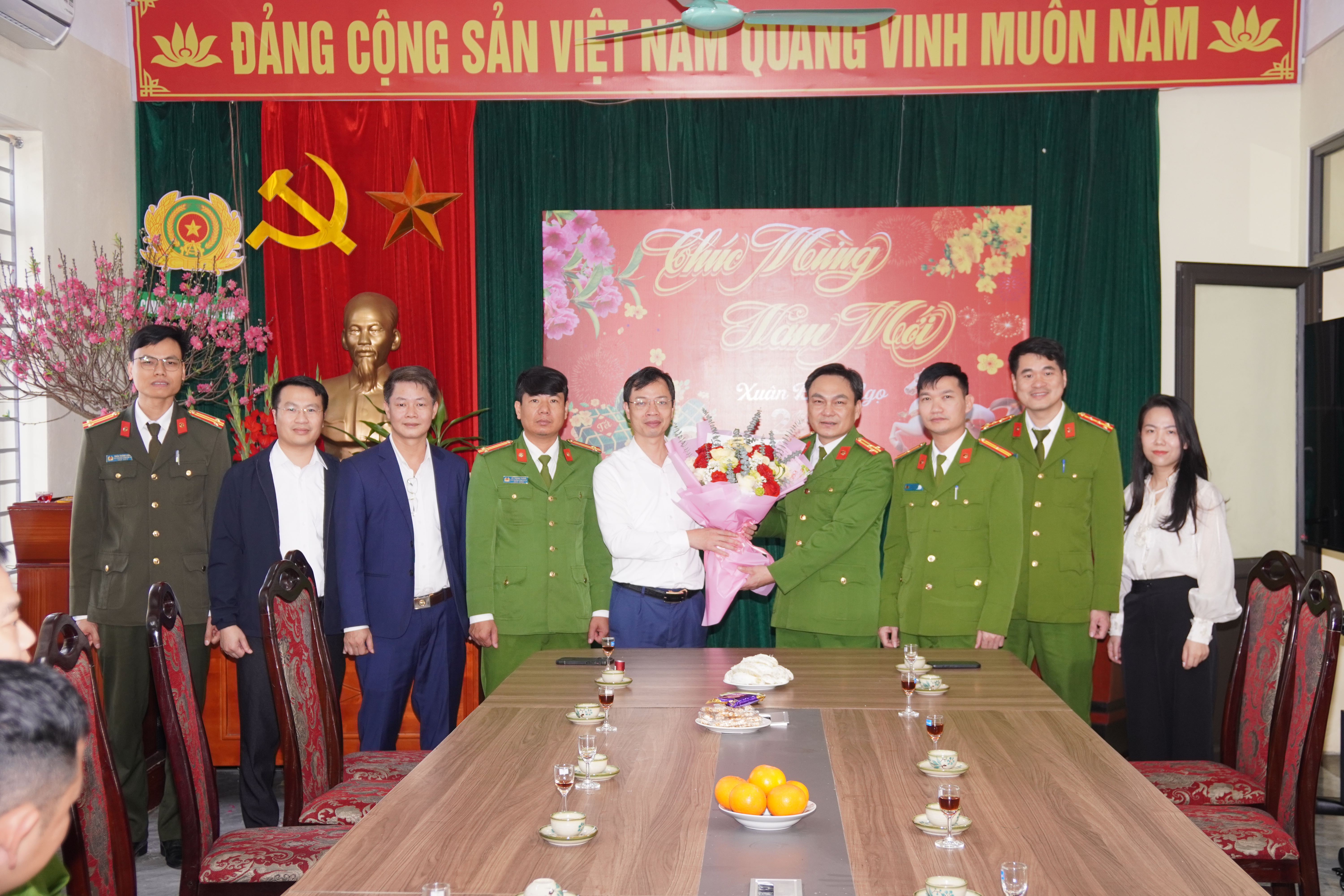 Lãnh đạo xã Nguyễn Trãi thăm, tặng quà các đơn vị trực Tết Nguyên đán Bính Ngọ 2026