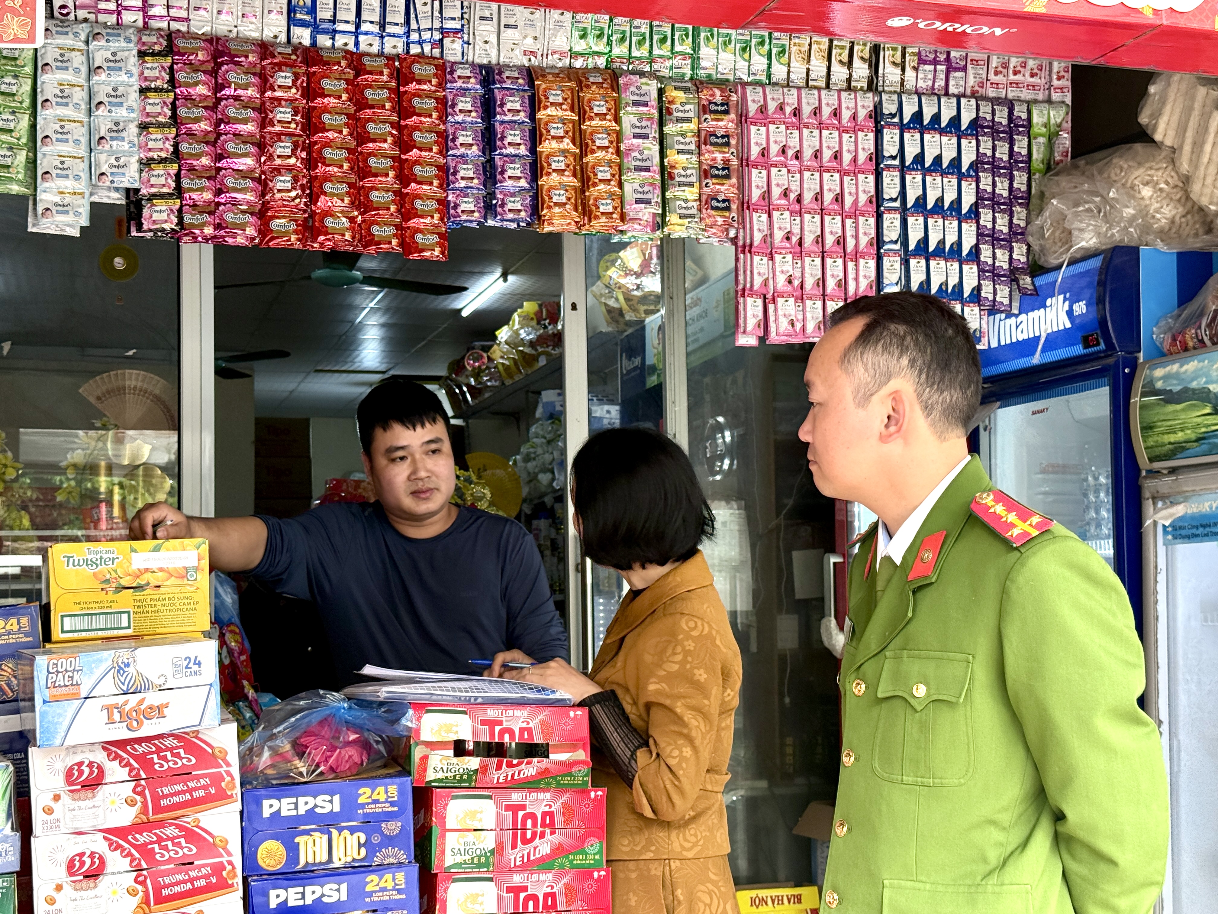 Ban chỉ đạo liên ngành về an toàn thực phẩm xã Nguyễn Trãi ra quân kiểm tra vệ sinh an toàn thực phẩm đối với các hộ kinh doanh trên địa bàn xã nhân dịp Tết Bính Ngọ năm 2026