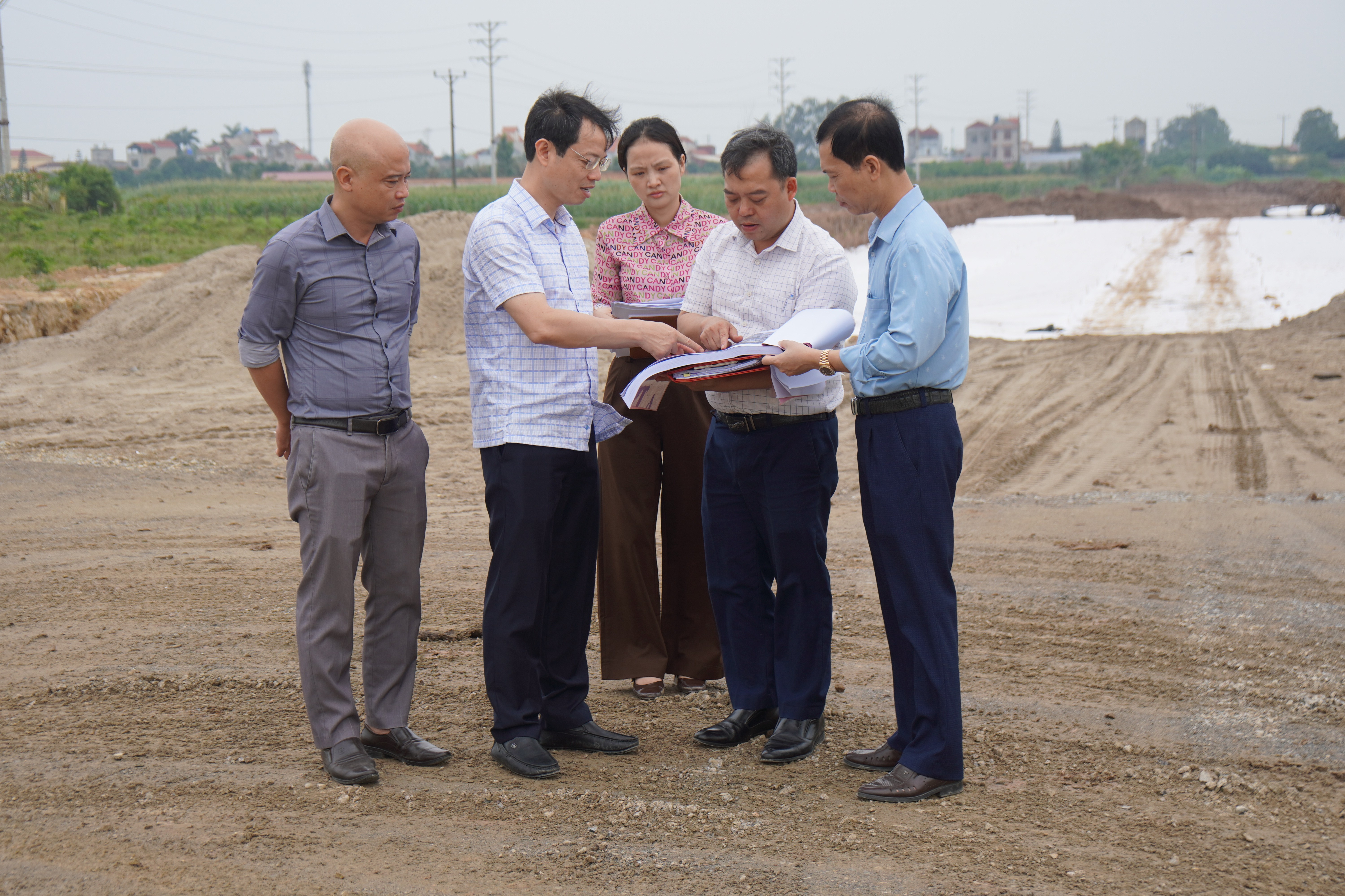 Các đồng chí lãnh đạo xã Nguyễn Trãi kiểm tra tiến độ các dự án trên địa bàn