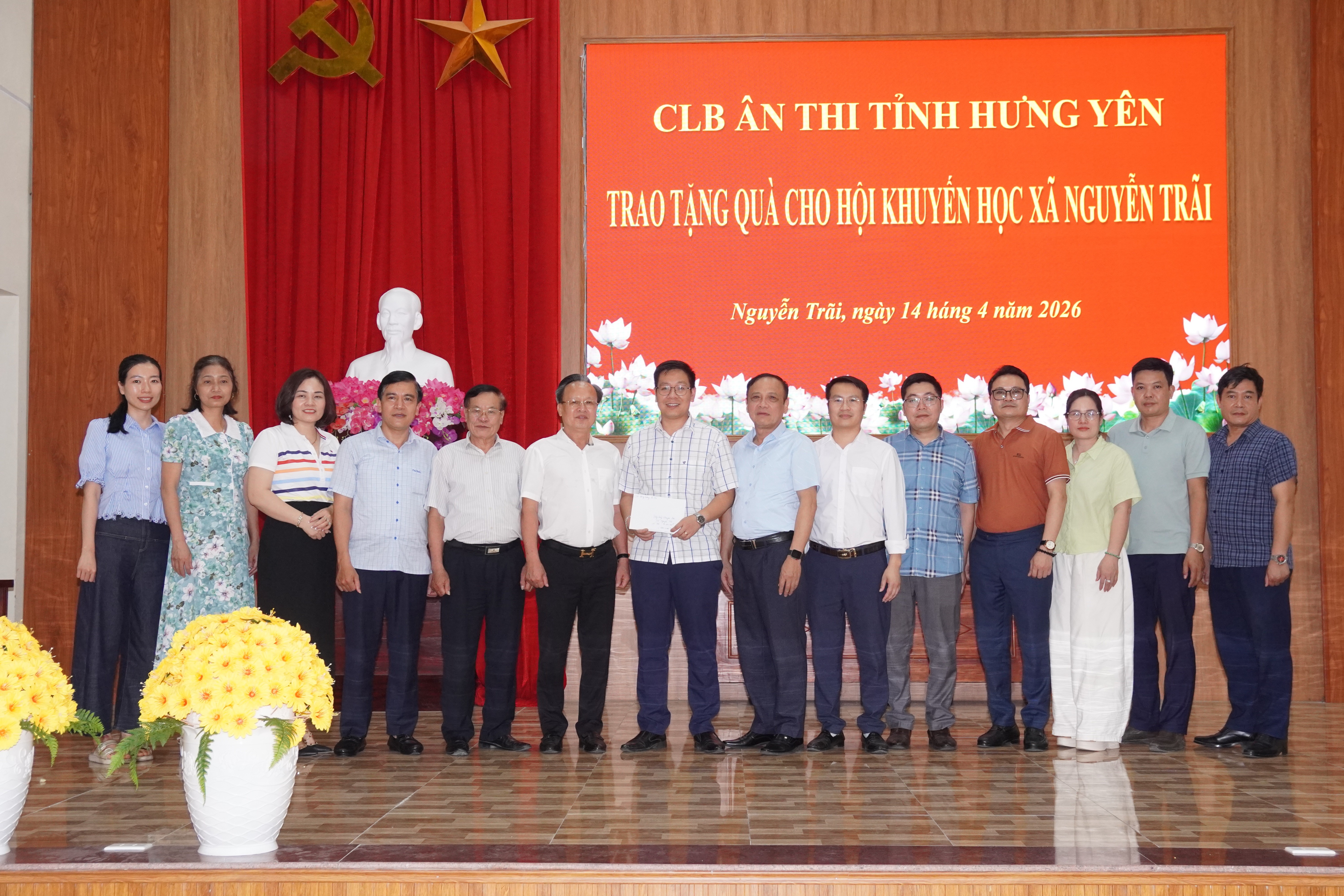Câu lạc bộ đồng hương Ân Thi – Hưng Yên trao quà cho hội khuyến học xã Nguyễn Trãi