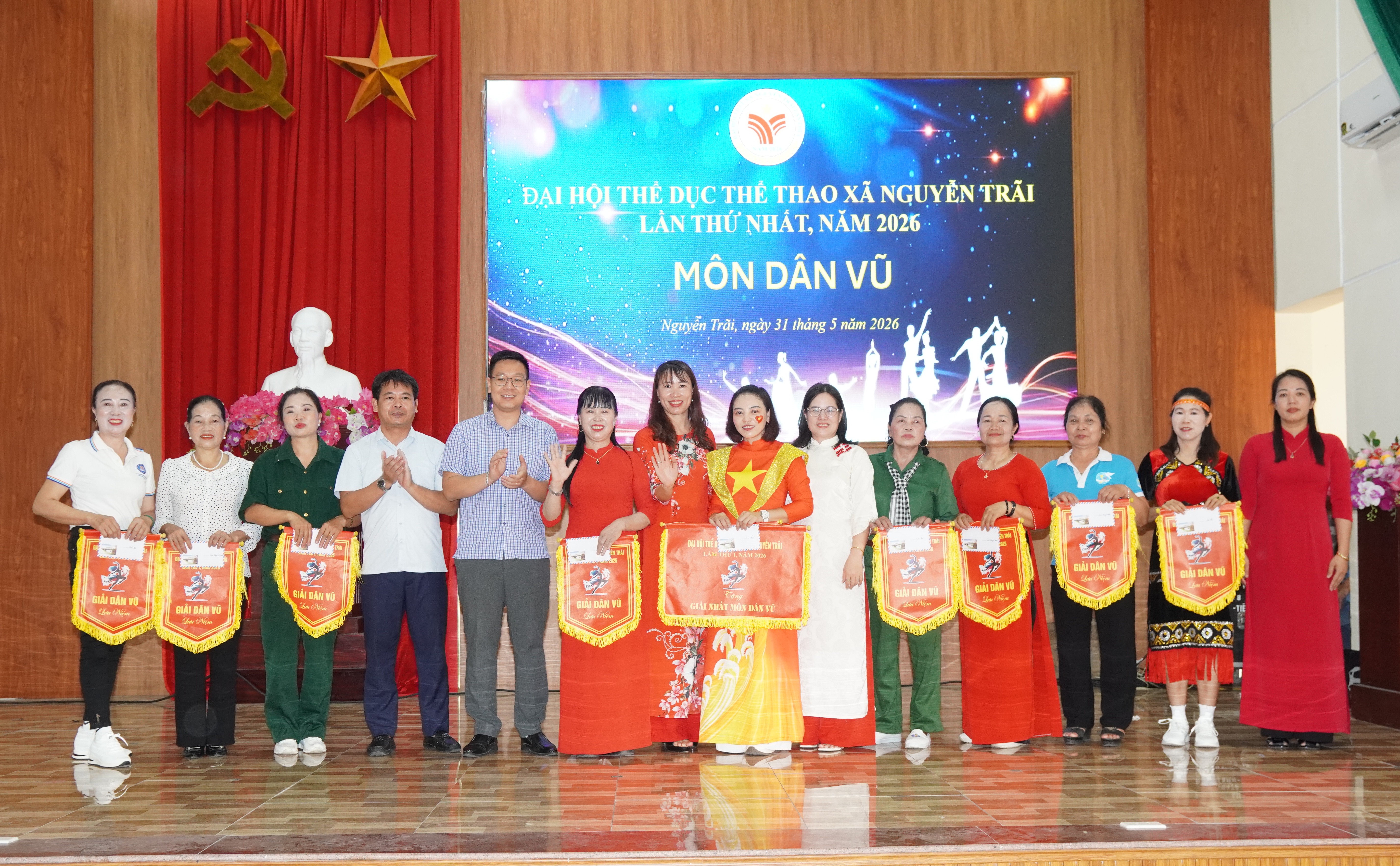 Ban Tổ chức Đại hội Thể dục thể thao xã Nguyễn Trãi tổ chức thi đấu môn Dân vũ