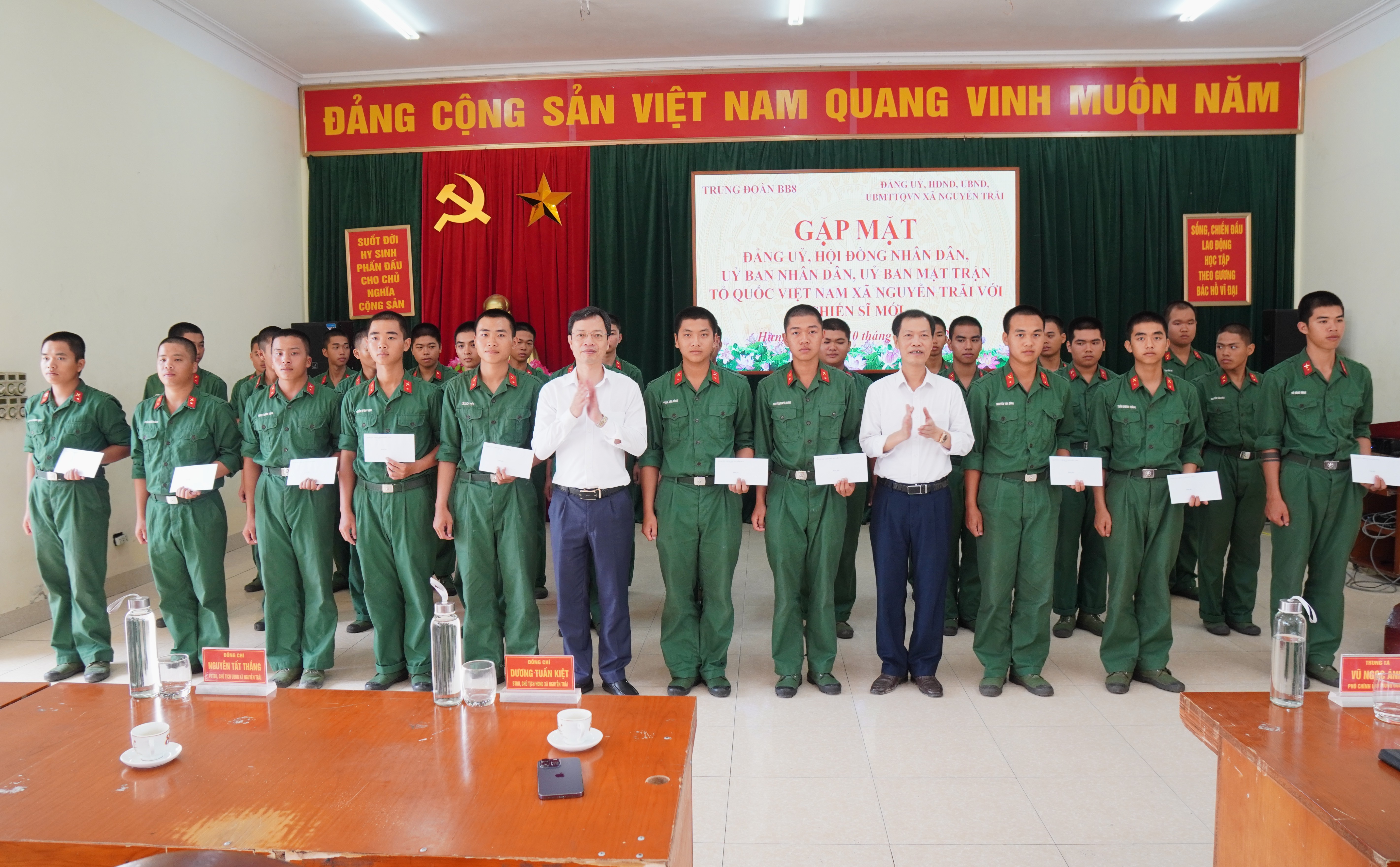 Lãnh đạo xã Nguyễn Trãi thăm, động viên tân binh tại Tiểu đoàn 5, Trung đoàn BB8, Sư đoàn 395, Quân khu 3