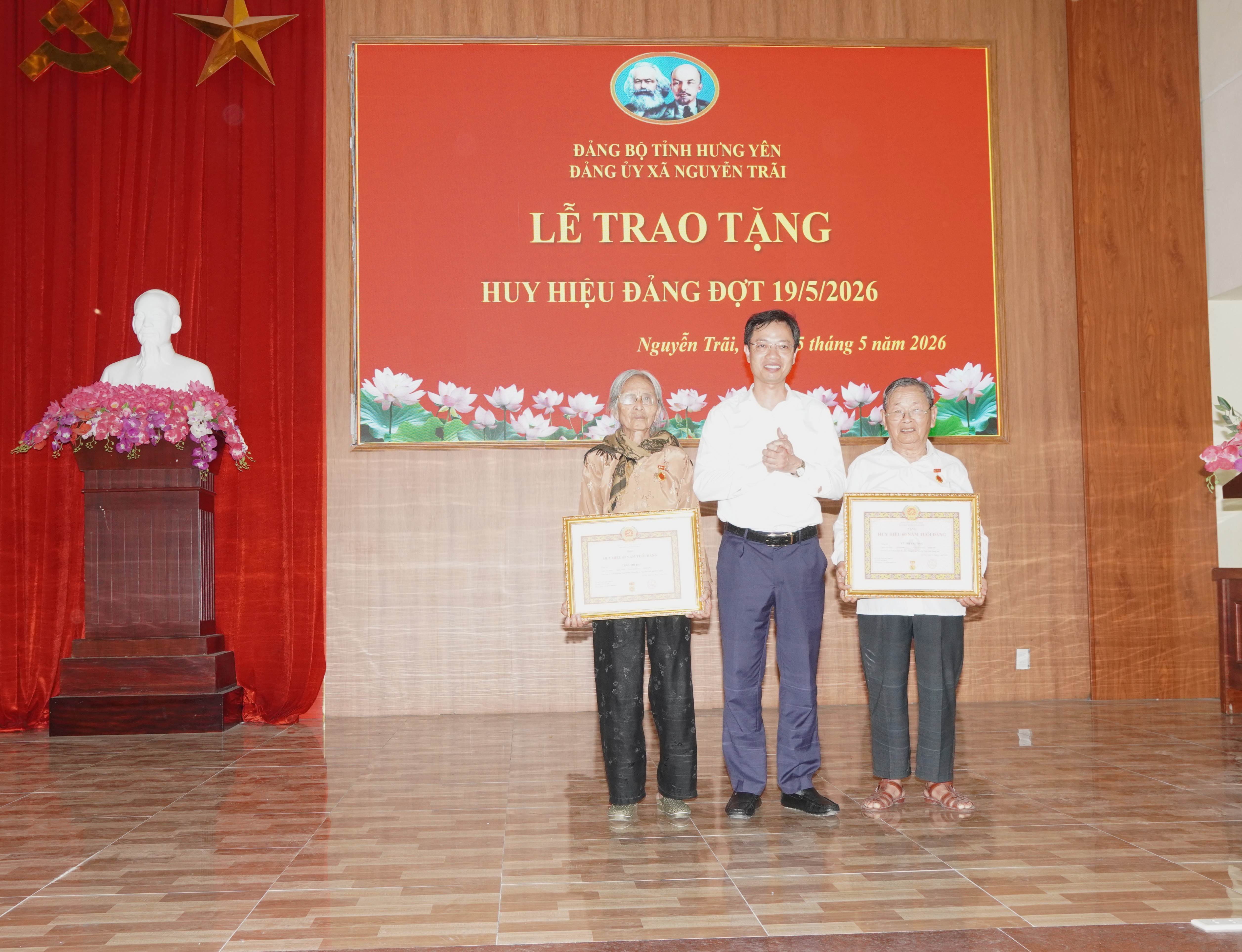 Đảng ủy xã Nguyễn Trãi trao huy hiệu đảng đợt 19/5