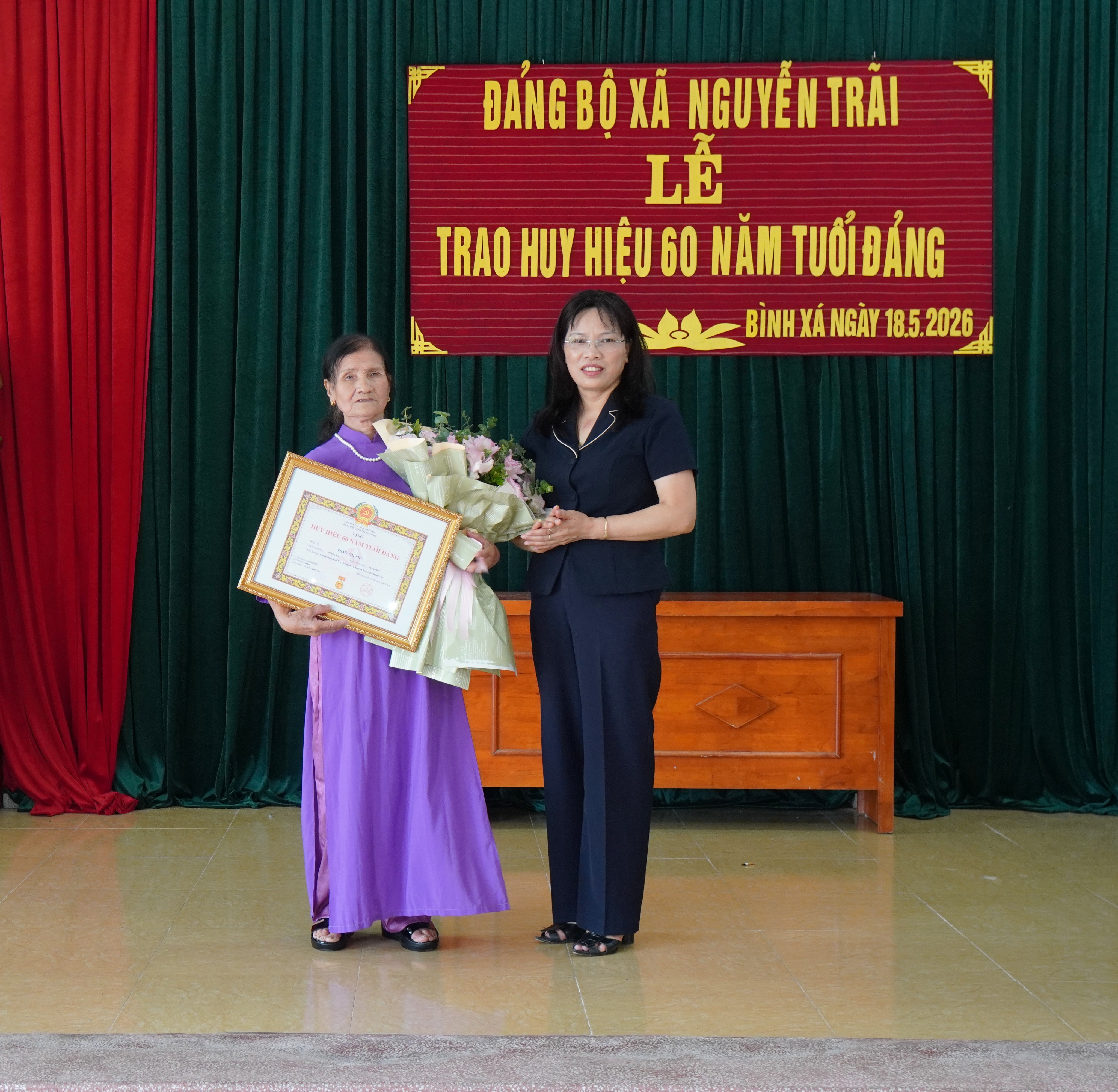 Đồng chí Nguyễn Thúy Giang – Phó Bí thư Thường trực Đảng ủy xã Nguyễn Trãi trao Huy hiệu 60 năm tuổi Đảng cho các đảng viên