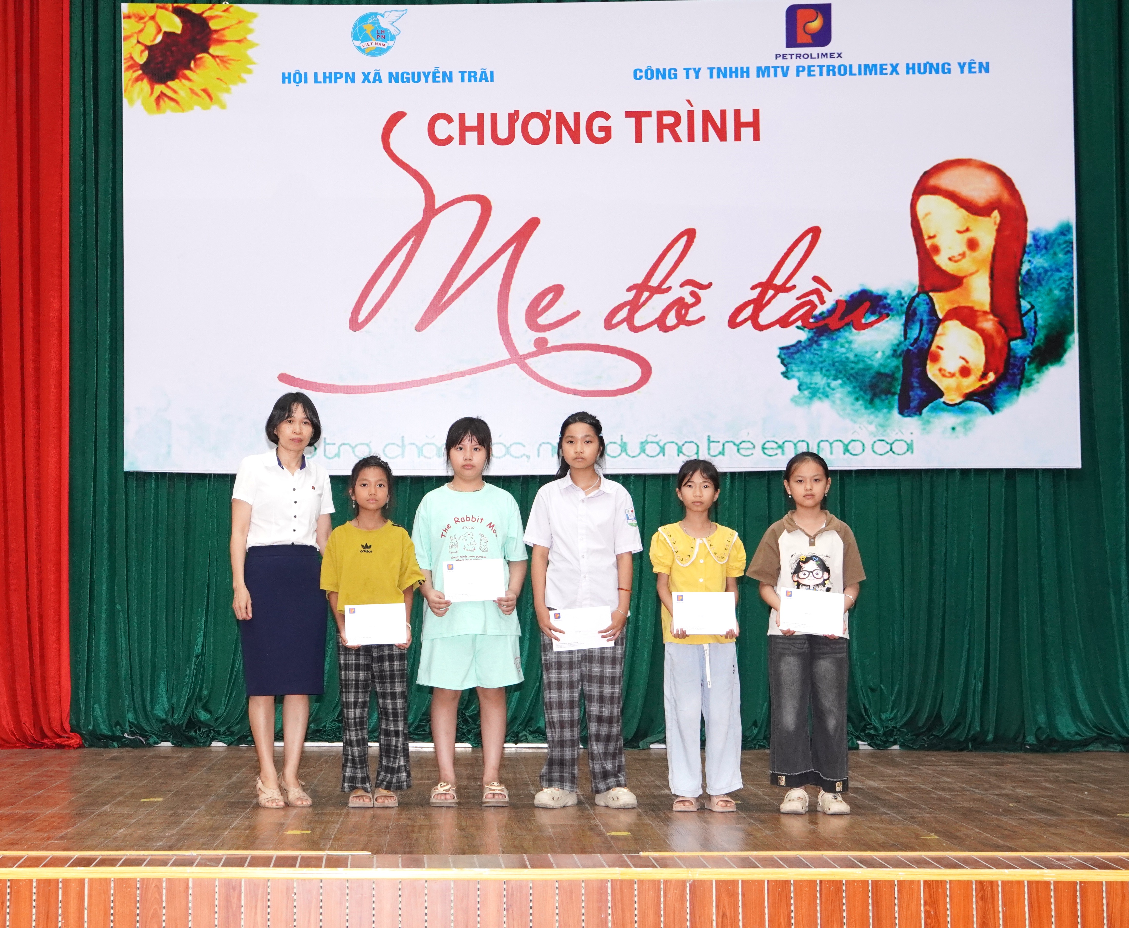 Hội LHPN xã Nguyễn Trãi trao kinh phí Chương trình “Mẹ đỡ đầu” cho trẻ em có hoàn cảnh khó khăn