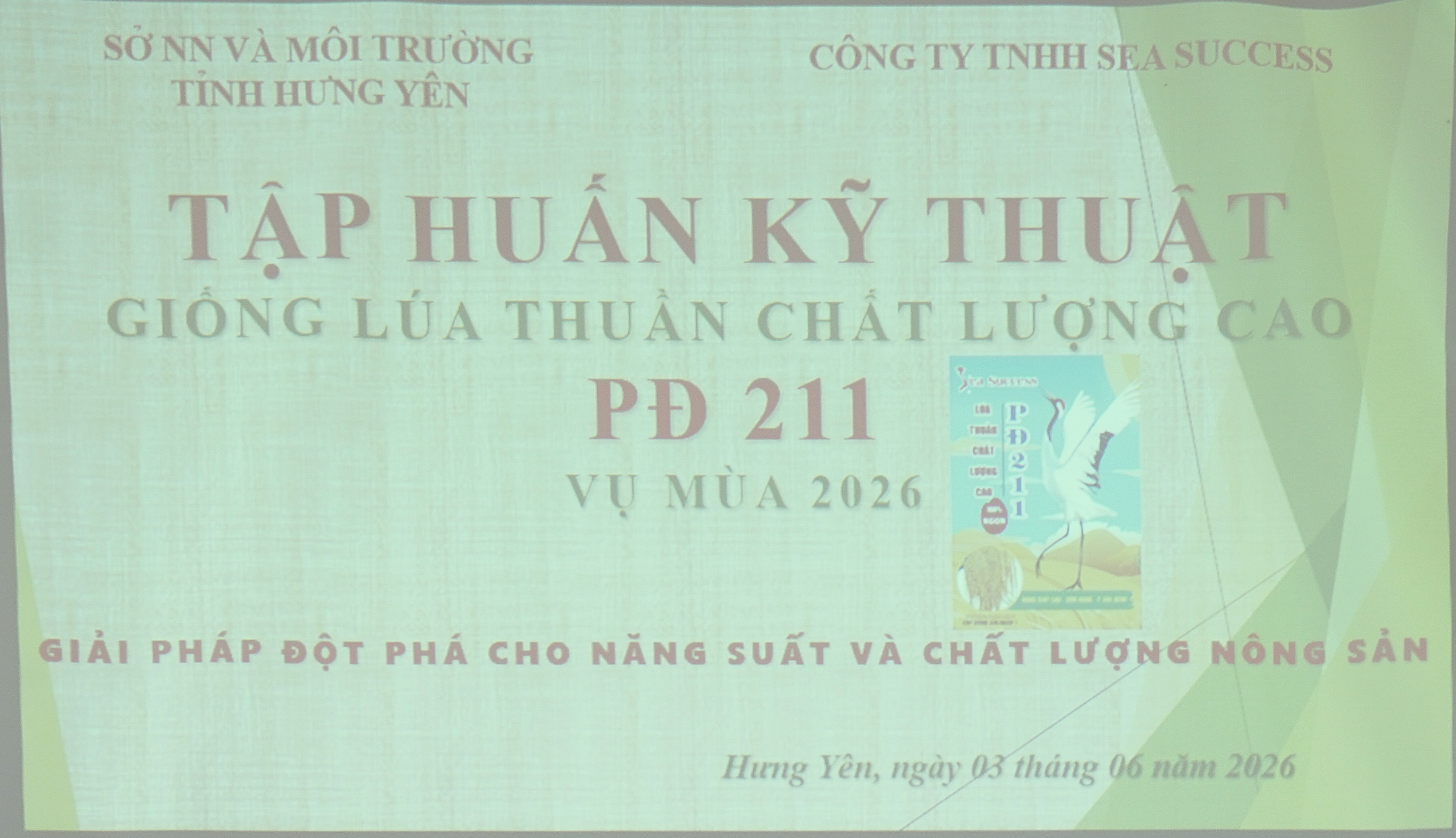 Xã Nguyễn Trãi phối hợp với Chi cục Trồng trọt và Bảo vệ thực vật tỉnh Hưng Yên tổ chức tập huấn kỹ thuật canh tác cây trồng, giảm phát thải khí nhà kính, thích ứng với biến đổi khí hậu, nâng cao hiệu quả sản xuất và hướng dẫn chuyển đổi cơ cấu cây trồng trên đất trồng lúa