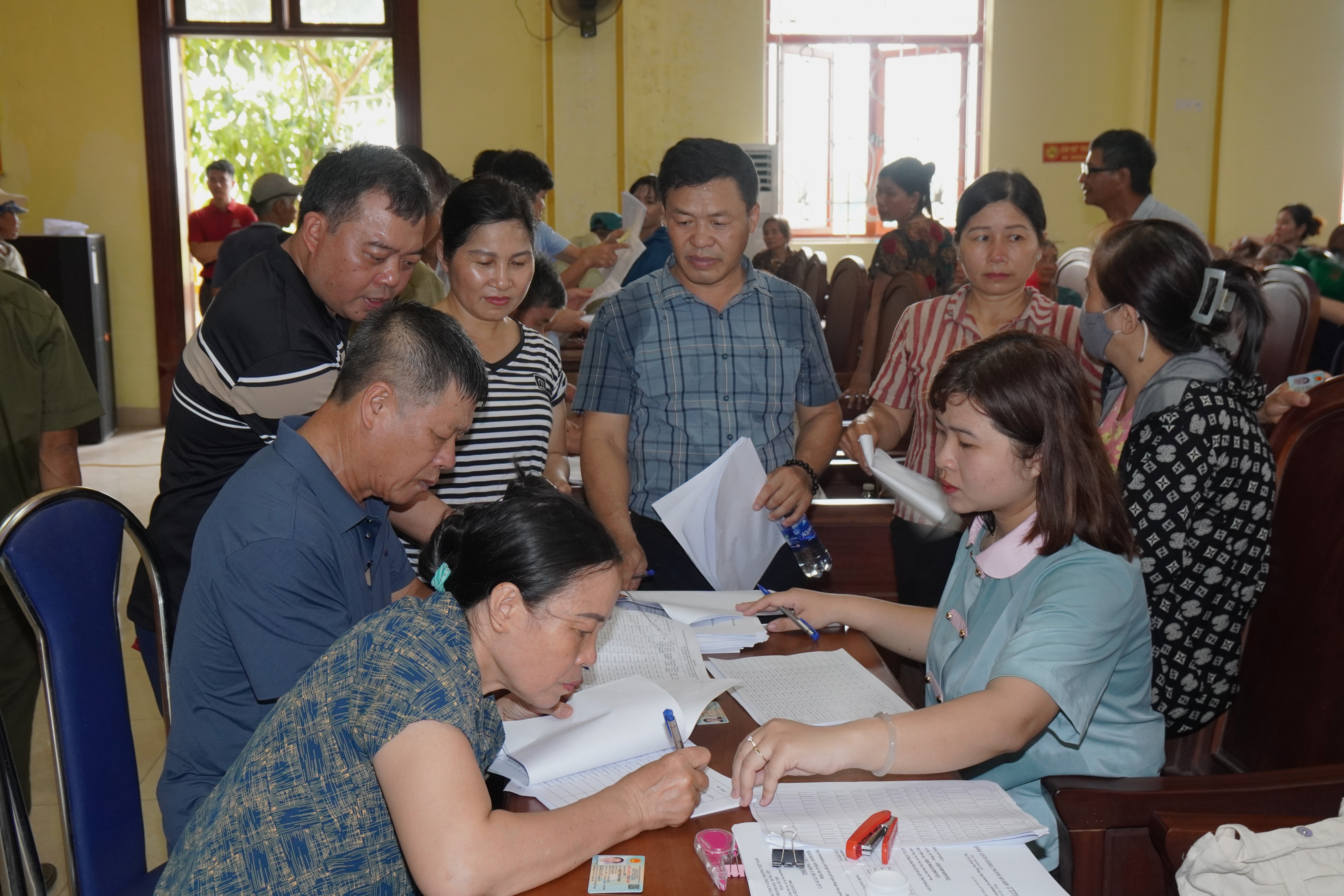 Ban Quản lý dự án đầu tư xây dựng xã Nguyễn Trãi tổ chức chi trả kinh phí bồi thường, hỗ trợ cho các hộ dân có đất thu hồi để thực hiện dự án Khu công nghiệp Văn Nhuệ - Hoàng Hoa Thám (KCN Tân Á Đại Thành)