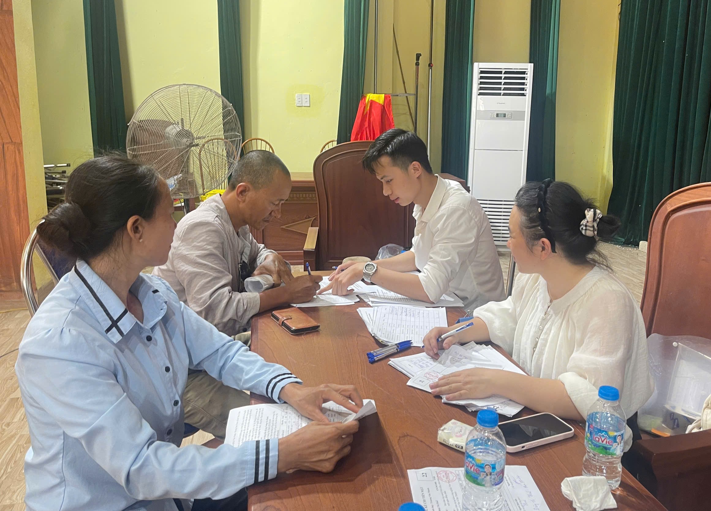 Ban Quản lý dự án đầu tư xây dựng xã Nguyễn Trãi tổ chức chi trả kinh phí bồi thường, hỗ trợ cho các hộ dân có đất thu hồi để thực hiện dự án Khu công nghiệp Văn Nhuệ - Hoàng Hoa Thám (KCN Tân Á Đại Thành) tại xã Nguyễn Trãi, tỉnh Hưng Yên