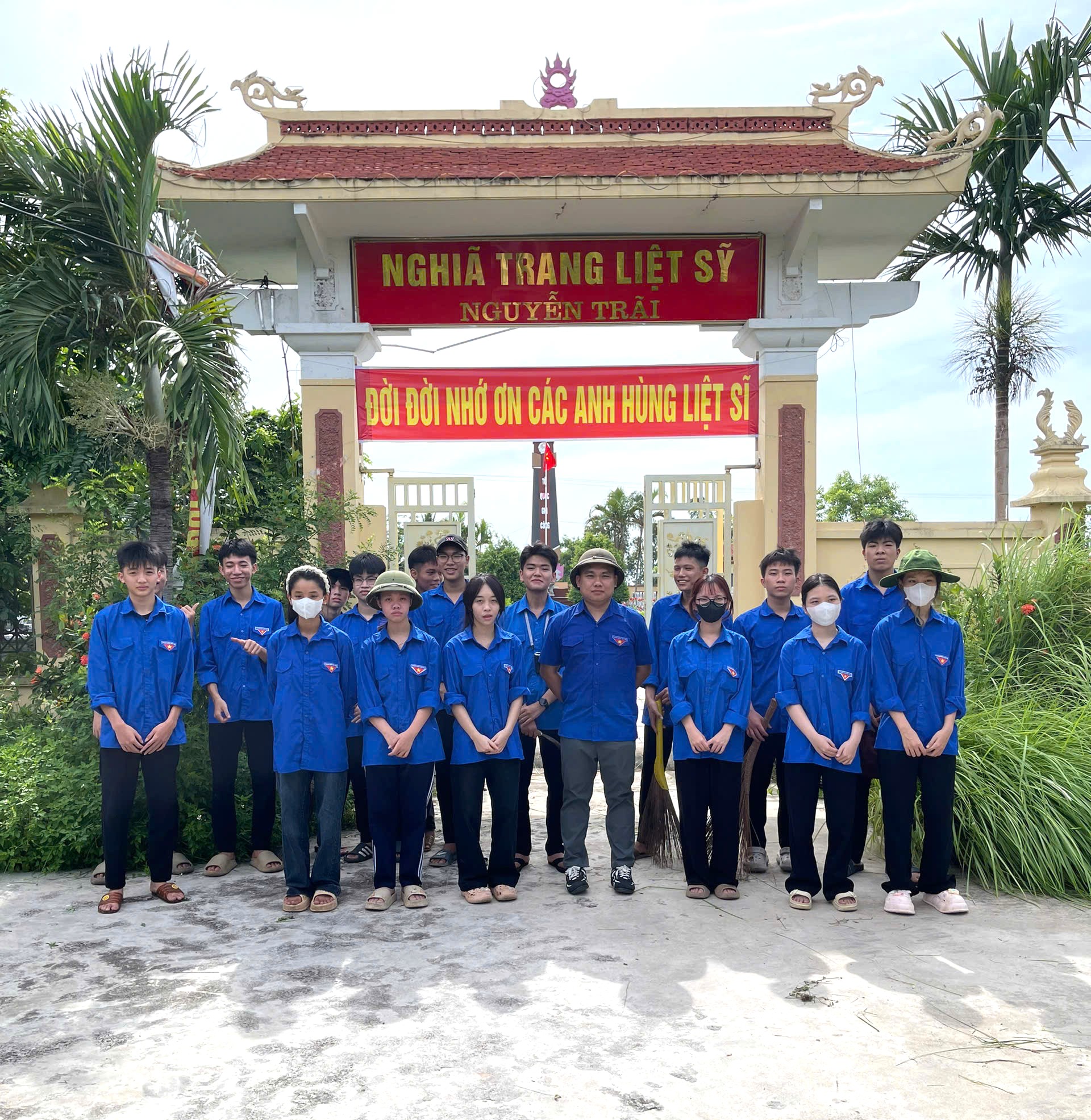 Tuổi trẻ xã Nguyễn Trãi ra quân “Chủ nhật xanh”, vệ sinh, quét dọn tại các nghĩa trang liệt sĩ trên địa bàn xã