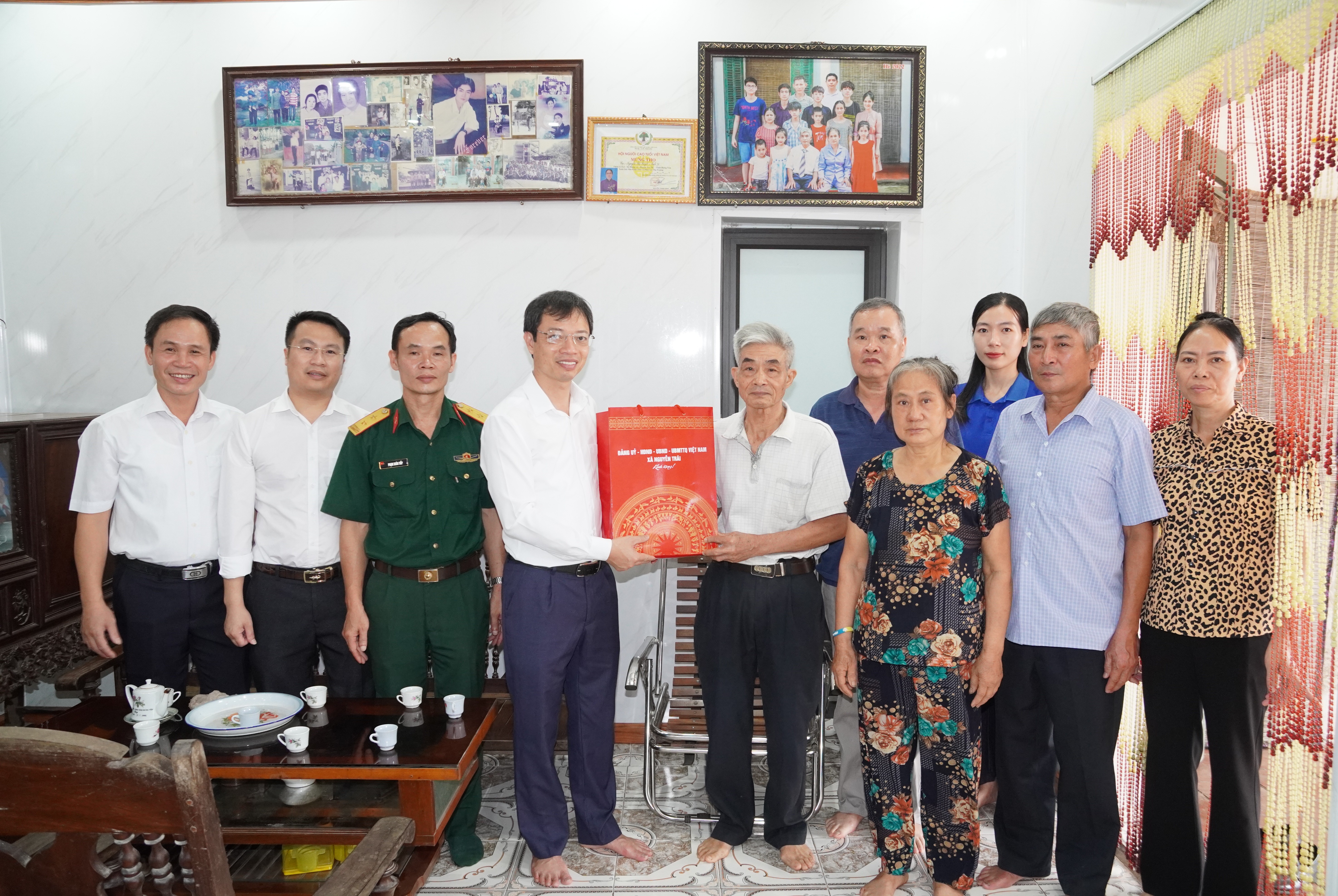 Đồng chí Dương Tuấn Kiệt – Bí thư Đảng ủy – Chủ tịch HĐND xã thăm tặng quà người có công nhân dịp 79 năm ngày thương binh liệt sỹ