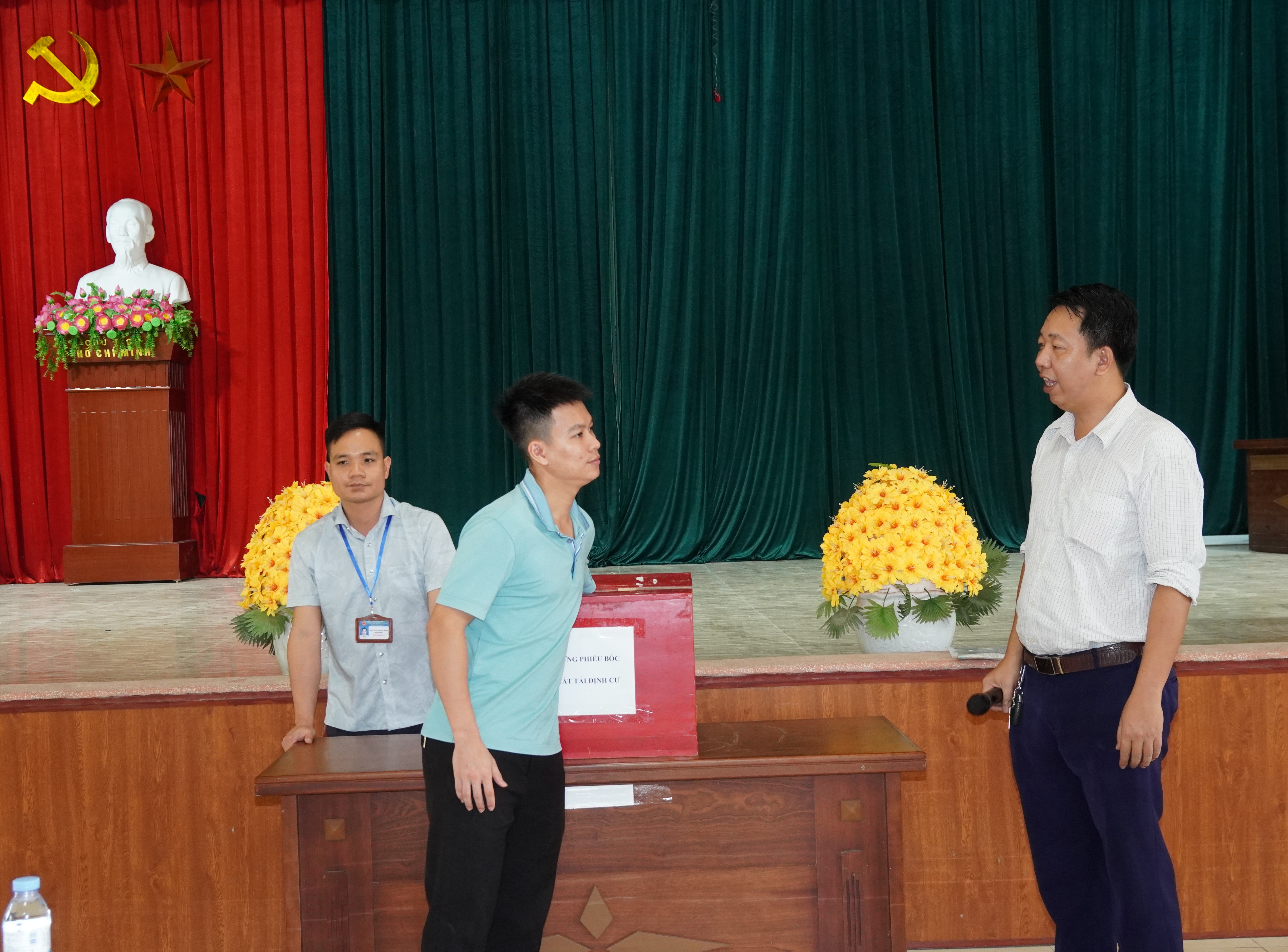 Xã Nguyễn Trãi tổ chức bốc thăm vị trí tái định cư cho các hộ dân thuộc Dự án ĐT.376B (đoạn kết nối Quốc lộ 39 với ĐT.386C)