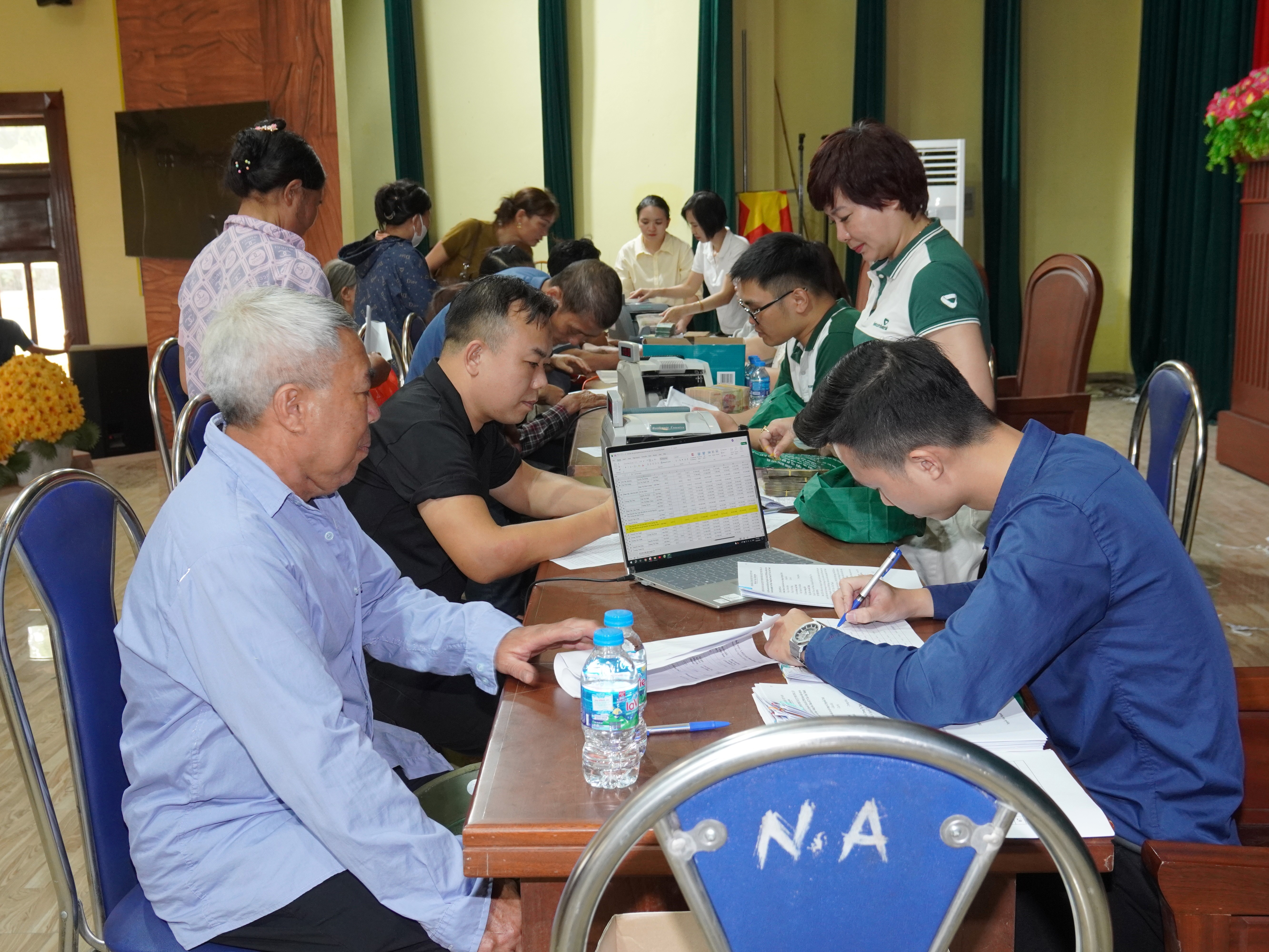 Ban Quản lý dự án đầu tư xây dựng xã Nguyễn Trãi tổ chức chi trả kinh phí bồi thường, hỗ trợ cho các hộ dân có đất thu hồi để thực hiện dự án Khu công nghiệp Văn Nhuệ - Hoàng Hoa Thám (KCN Tân Á Đại Thành) tại xã Nguyễn Trãi, tỉnh Hưng Yên