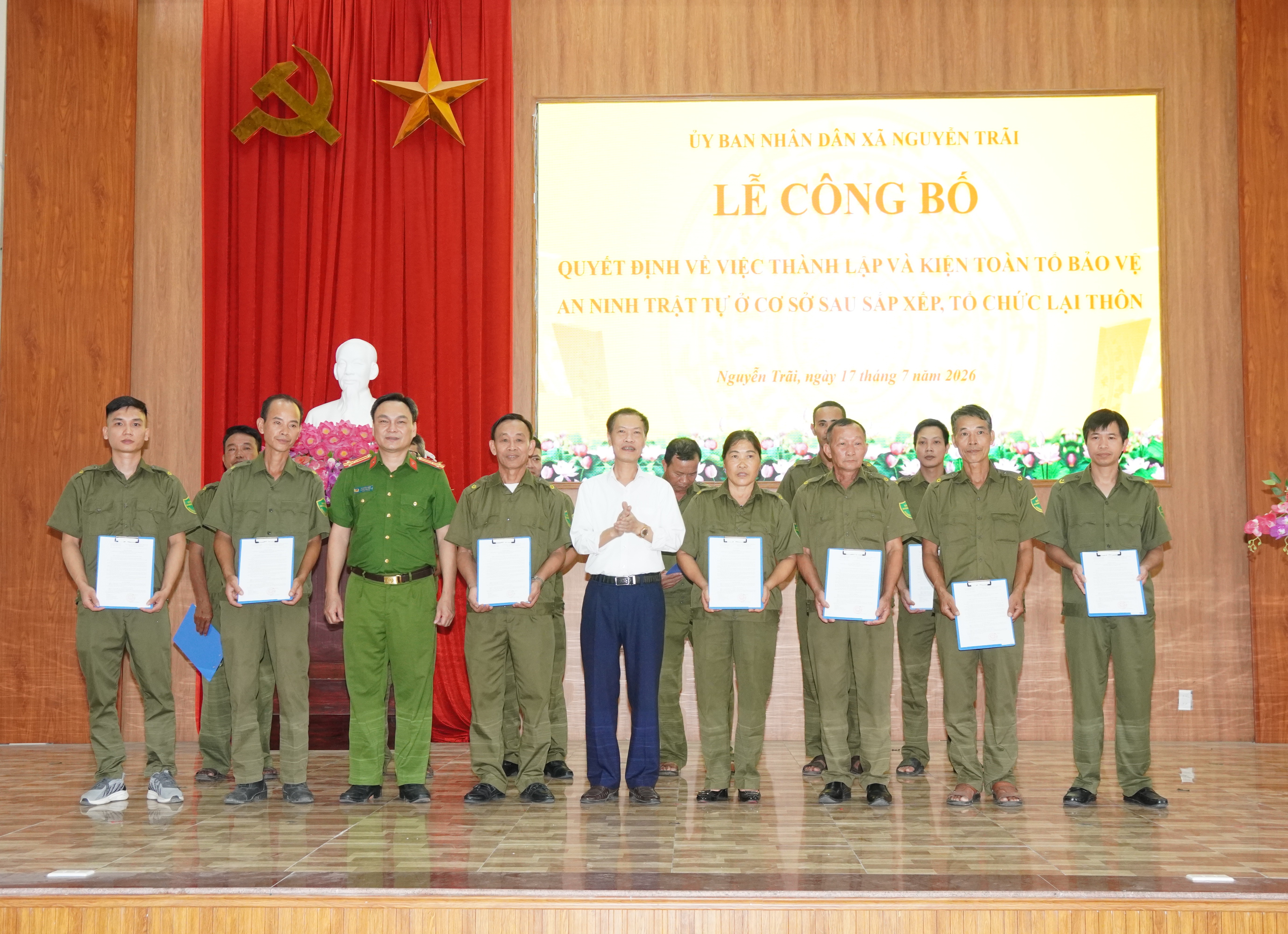 Xã Nguyễn Trãi công bố Quyết định thành lập và kiện toàn Tổ bảo vệ an ninh, trật tự ở cơ sở sau sắp xếp, tổ chức lại thôn
