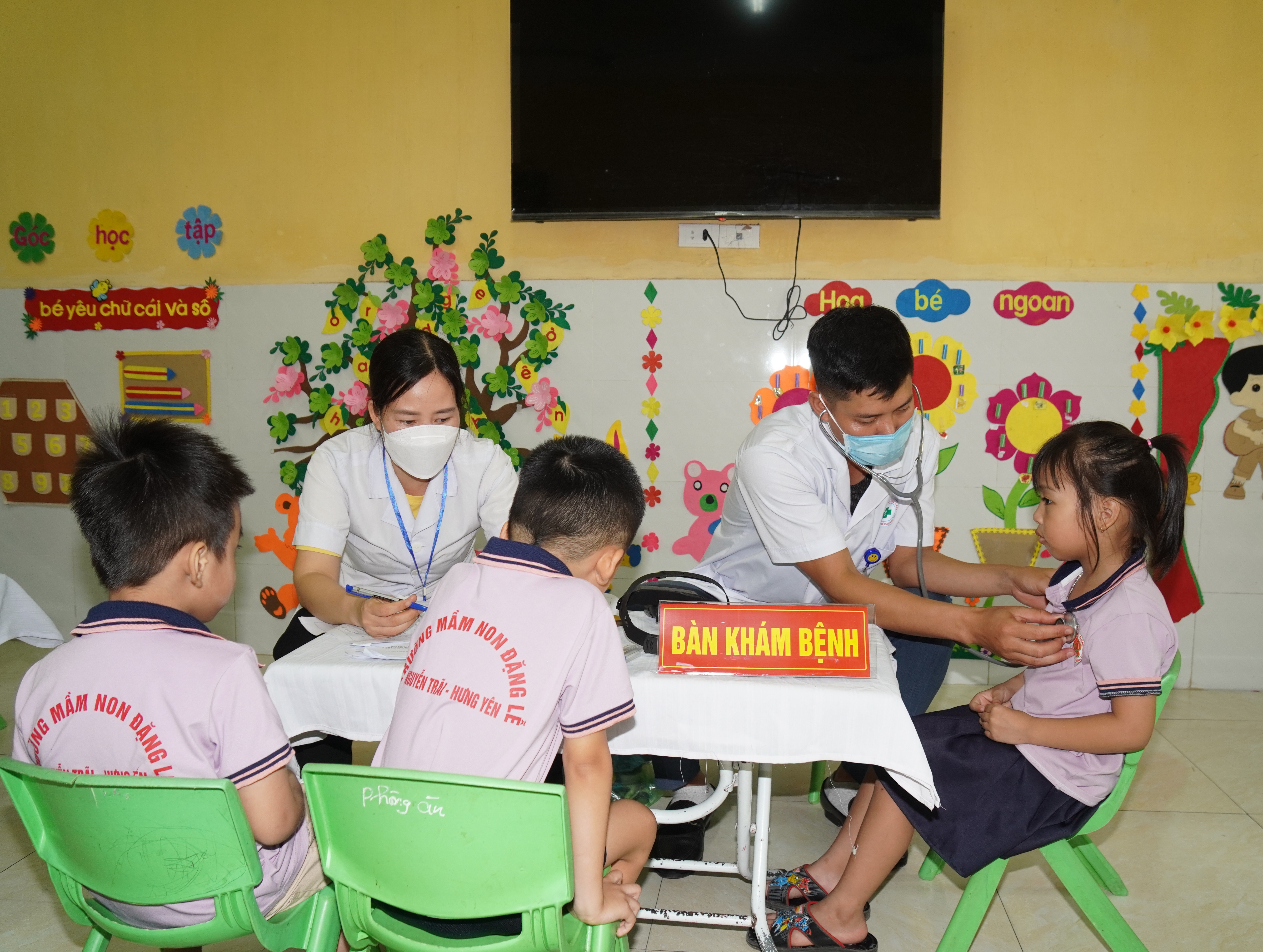 Trạm Y tế xã Nguyễn Trãi  tổ chức khám sức khỏe định kỳ cho trẻ em dưới 6 tuổi tại Trường Mầm non Đặng Lễ