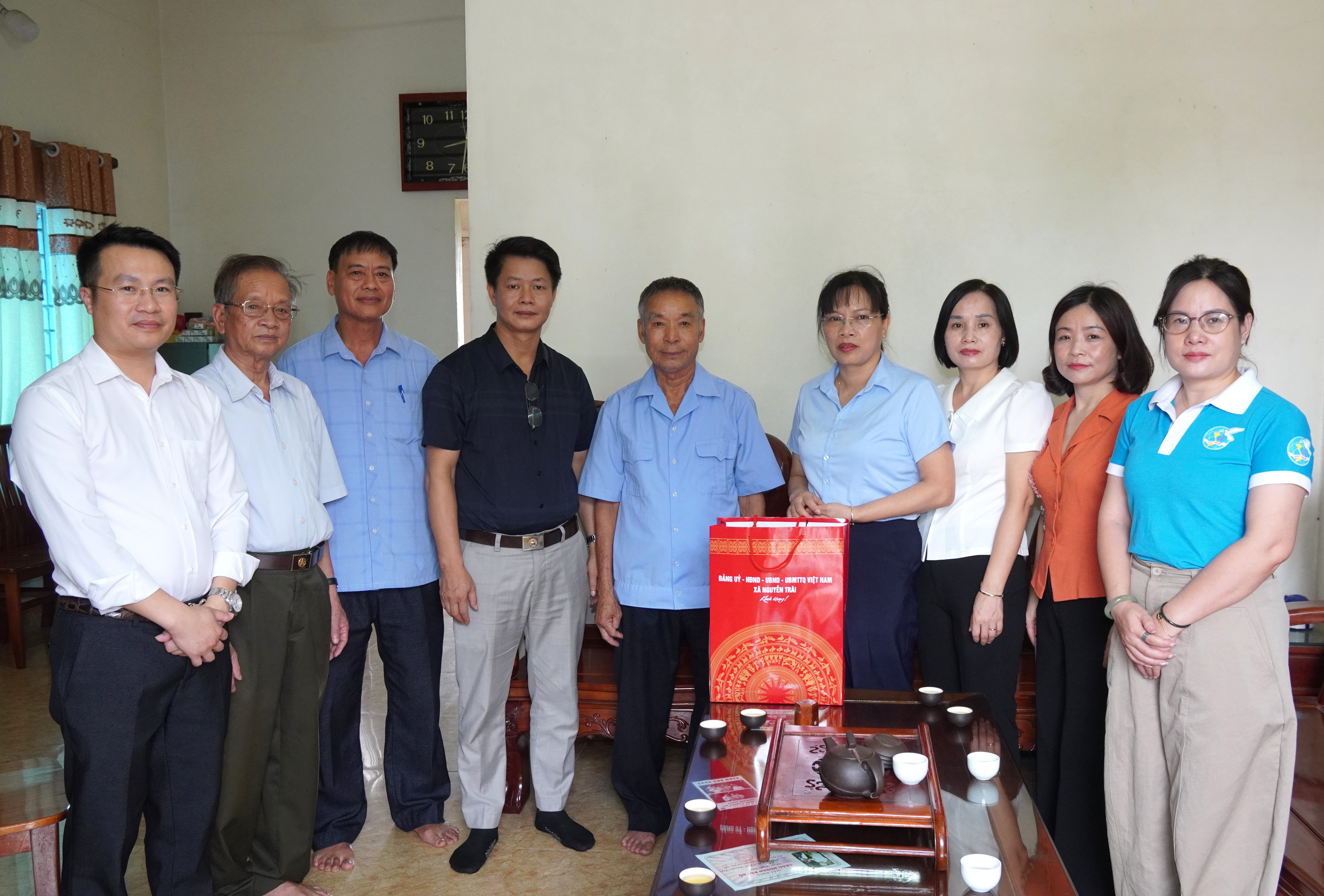Đồng chí Nguyễn Thúy Giang – Phó Bí thư Thường trực Đảng ủy xã Nguyễn Trãi thăm, tặng quà người có công nhân dịp kỷ niệm 79 năm Ngày Thương binh - Liệt sĩ