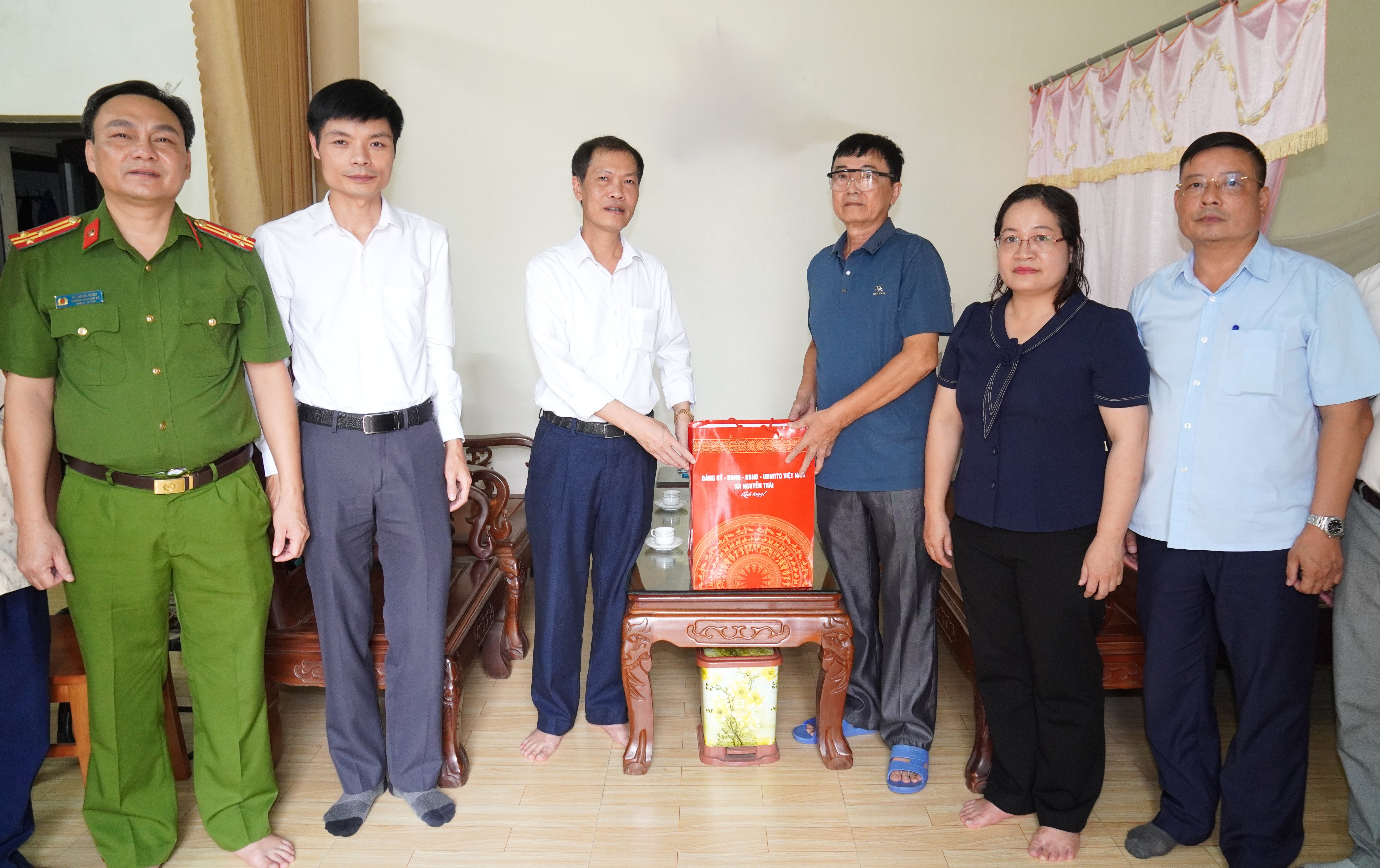 Đồng chí Nguyễn Tất Thắng – Phó Bí thư Đảng ủy, Chủ tịch UBND xã thăm, tặng quà người có công nhân dịp kỷ niệm 79 năm Ngày Thương binh - Liệt sĩ (27/7/1947-27/7/2026)