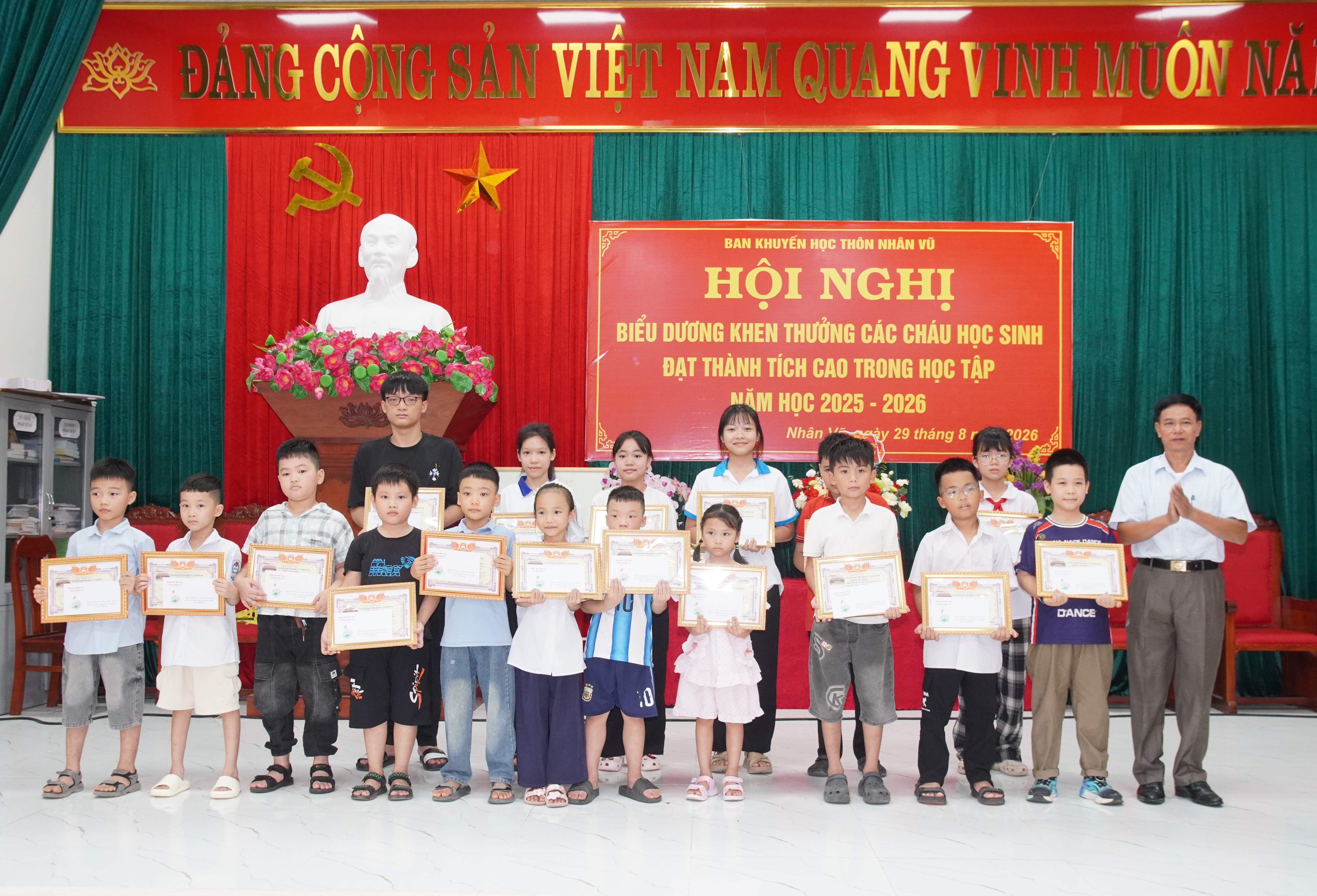 Ban khuyến học thôn Nhân Vũ tổ chức hội nghị biểu dương khen thưởng các cháu đạt thành tích cao trong học tập năm học 2025 - 2026