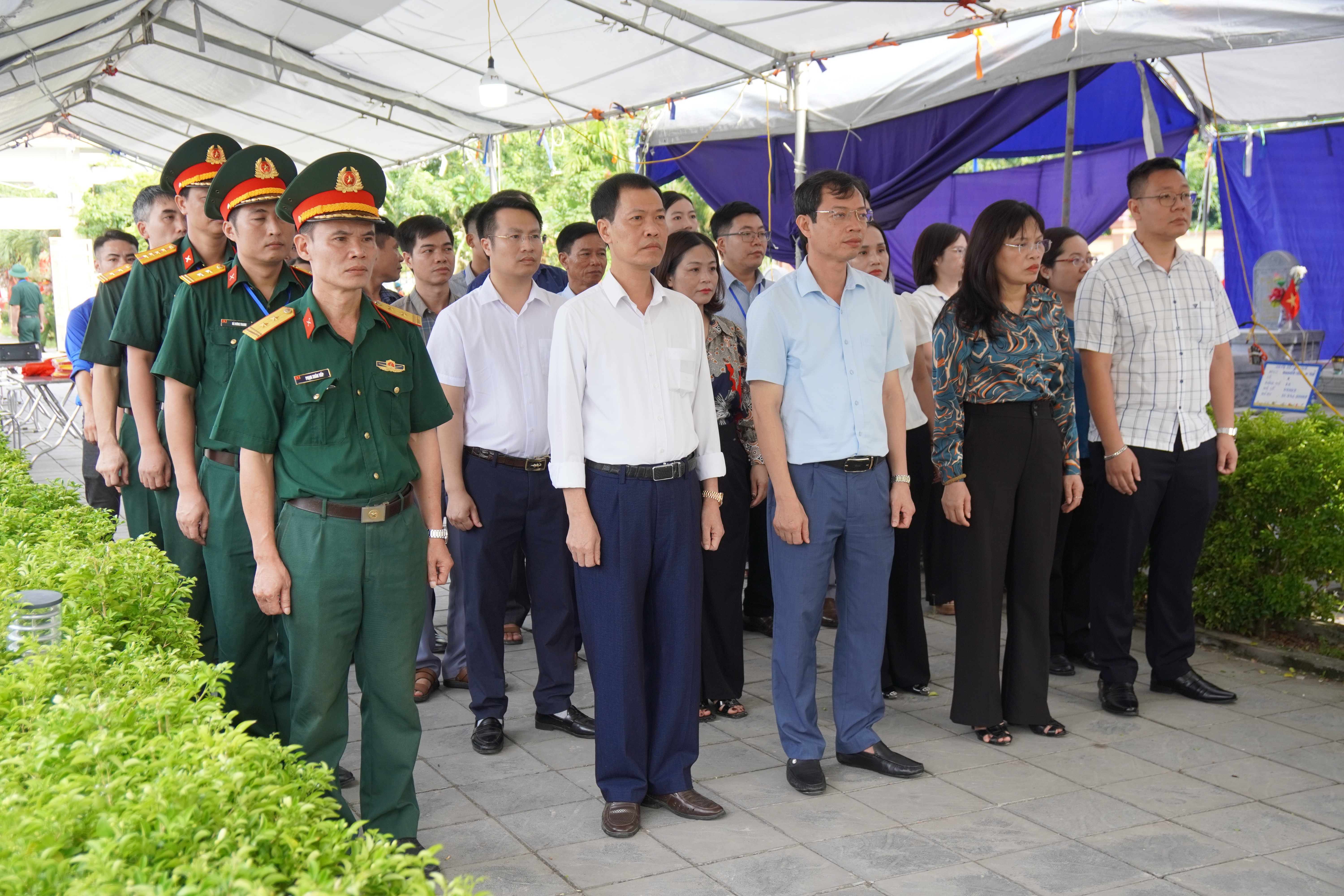 Ban chỉ đạo 515 xã Nguyễn Trãi tổ chức dâng hương các anh hùng liệt sỹ trước khi tổ chức lấy mẫu hài cốt liệt sĩ chưa xác định thông tin để giám định ADN
