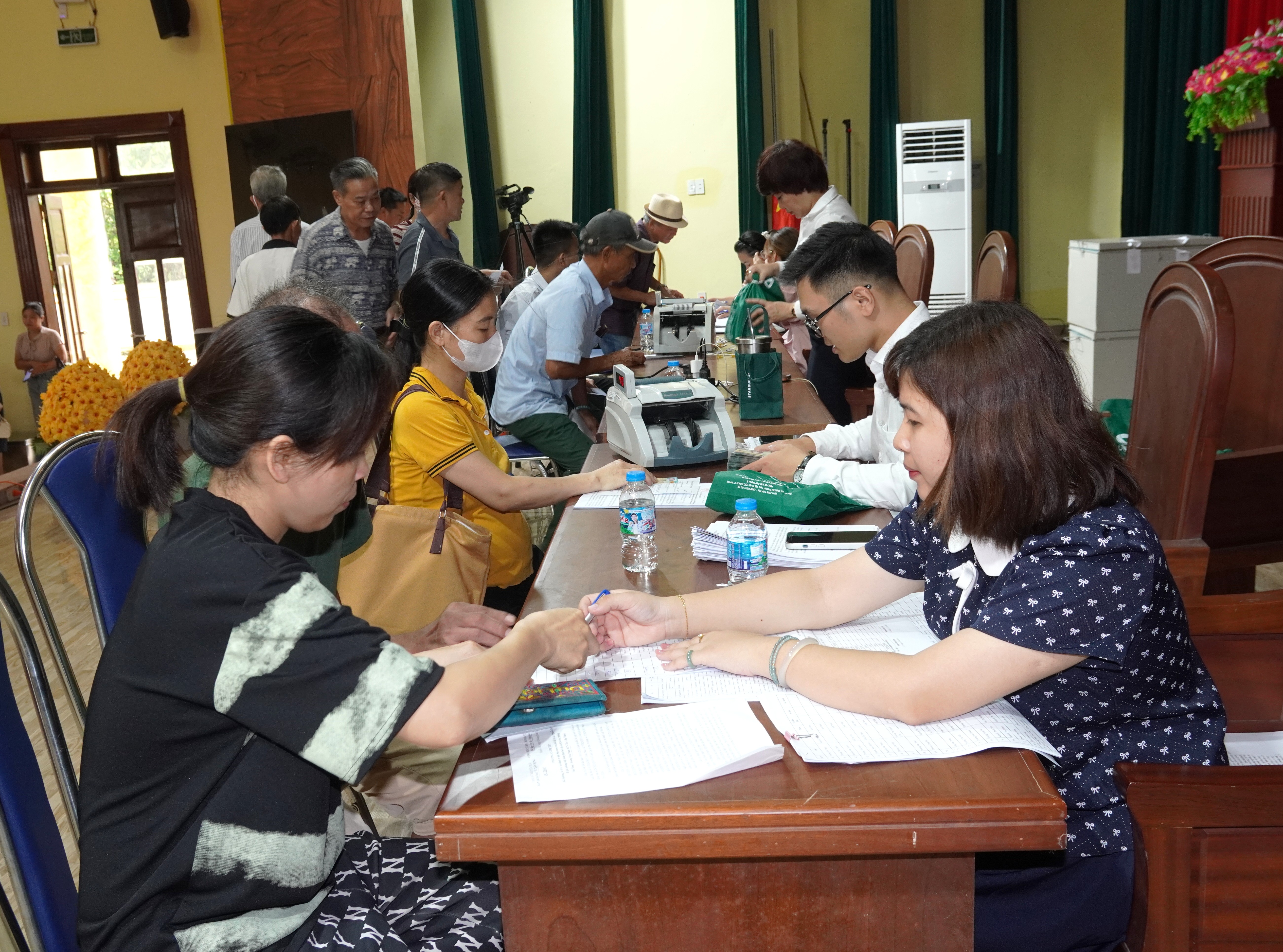 Ban Quản lý dự án đầu tư xây dựng xã Nguyễn Trãi tổ chức chi trả kinh phí bồi thường, hỗ trợ cho các hộ dân có đất thu hồi để thực hiện dự án Khu công nghiệp Văn Nhuệ - Hoàng Hoa Thám (KCN Tân Á Đại Thành) tại xã Nguyễn Trãi, tỉnh Hưng Yên