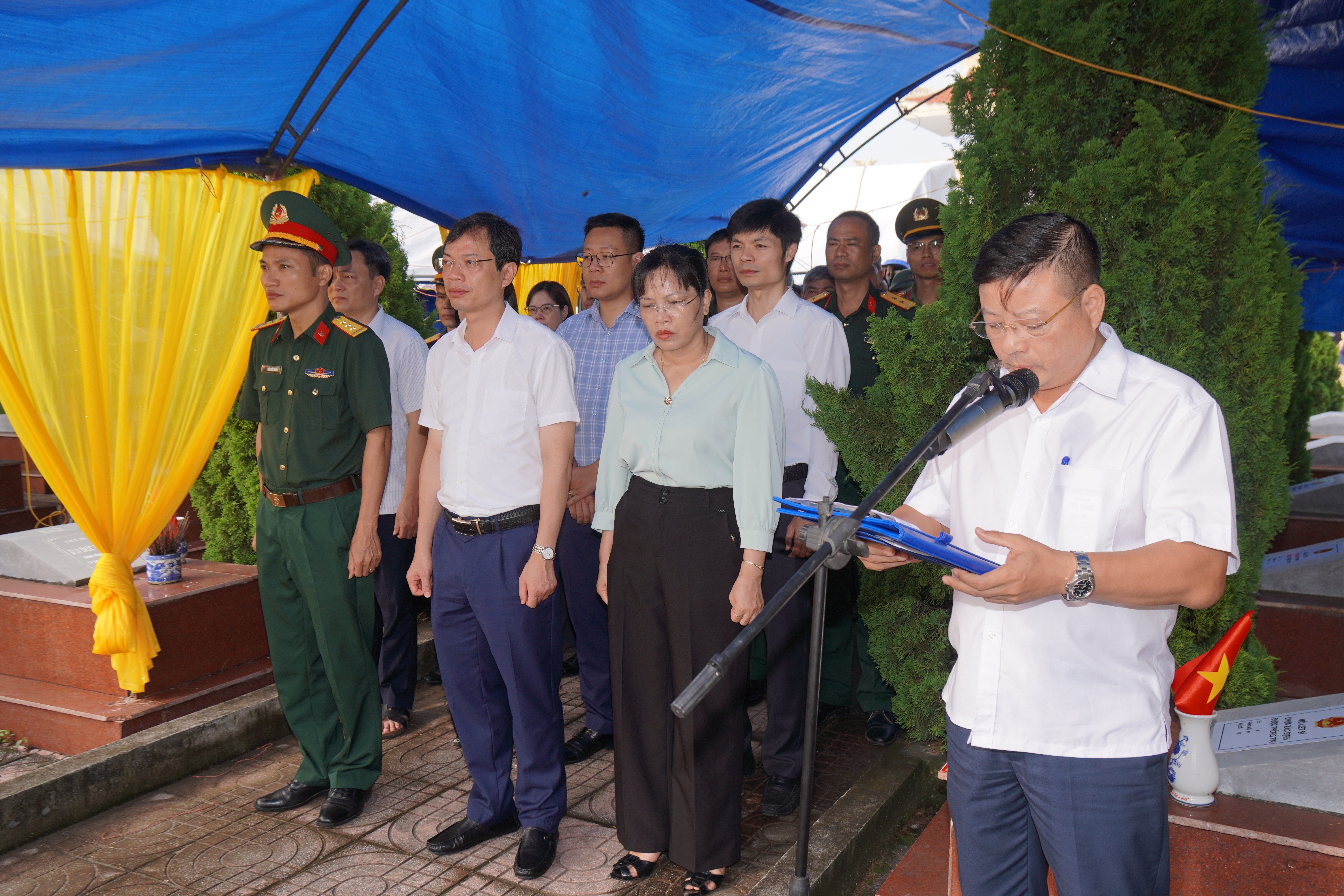 Ban chỉ đạo 515 xã Nguyễn Trãi tổ chức dâng hương các anh hùng liệt sỹ trước khi tổ chức lấy mẫu hài cốt liệt sĩ chưa xác định thông tin để giám định ADN tại nghĩa trang Đặng Lễ