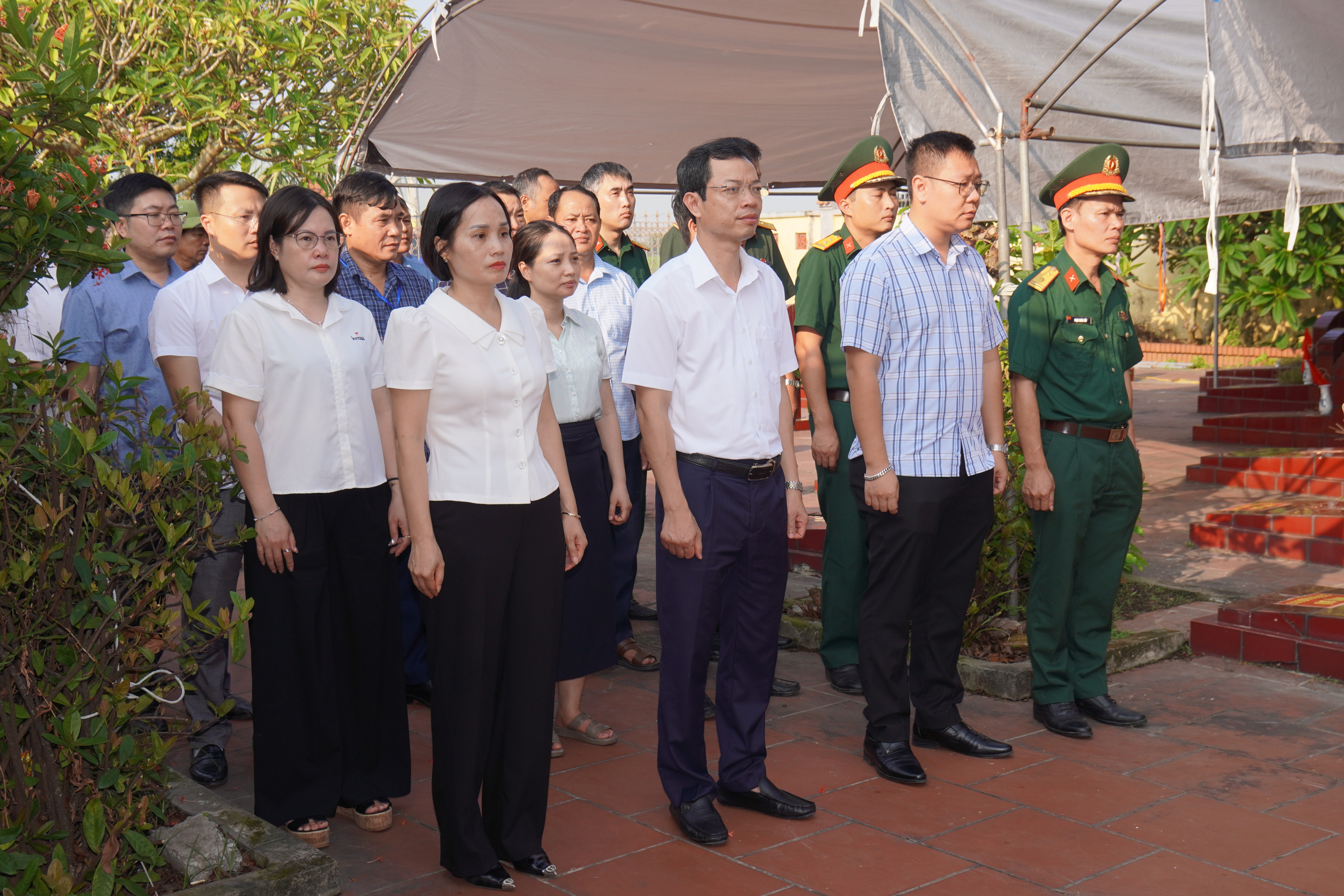 Ban chỉ đạo 515 xã Nguyễn Trãi tổ chức dâng hương các anh hùng liệt sỹ trước khi tổ chức lấy mẫu hài cốt liệt sĩ chưa xác định thông tin để giám định ADN tại nghĩa trang Cẩm Ninh