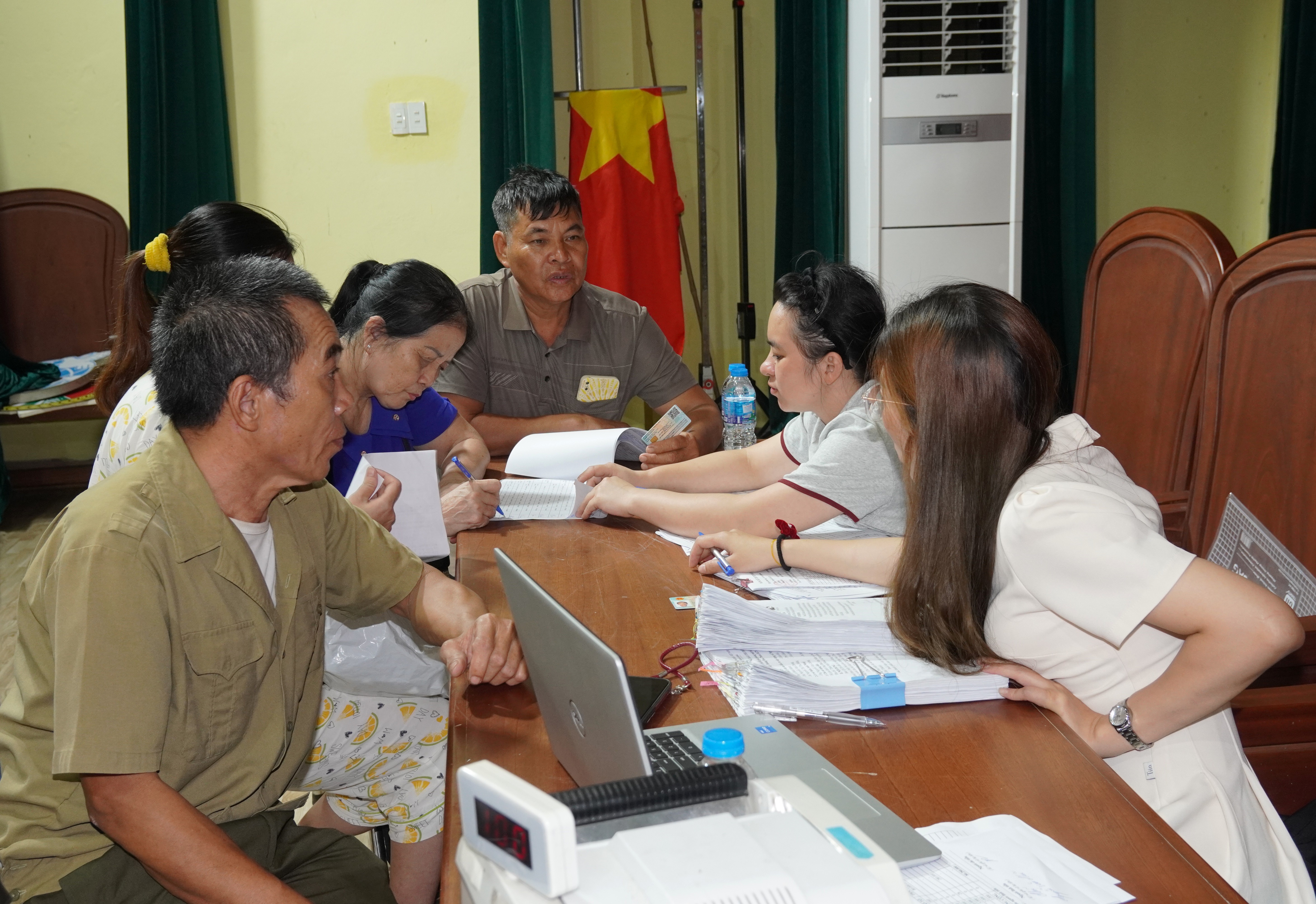 Ban Quản lý dự án đầu tư xây dựng xã Nguyễn Trãi tổ chức chi trả kinh phí bồi thường, hỗ trợ cho các hộ dân có đất thu hồi để thực hiện dự án Khu công nghiệp Văn Nhuệ - Hoàng Hoa Thám (KCN Tân Á Đại Thành) tại xã Nguyễn Trãi, tỉnh Hưng Yên