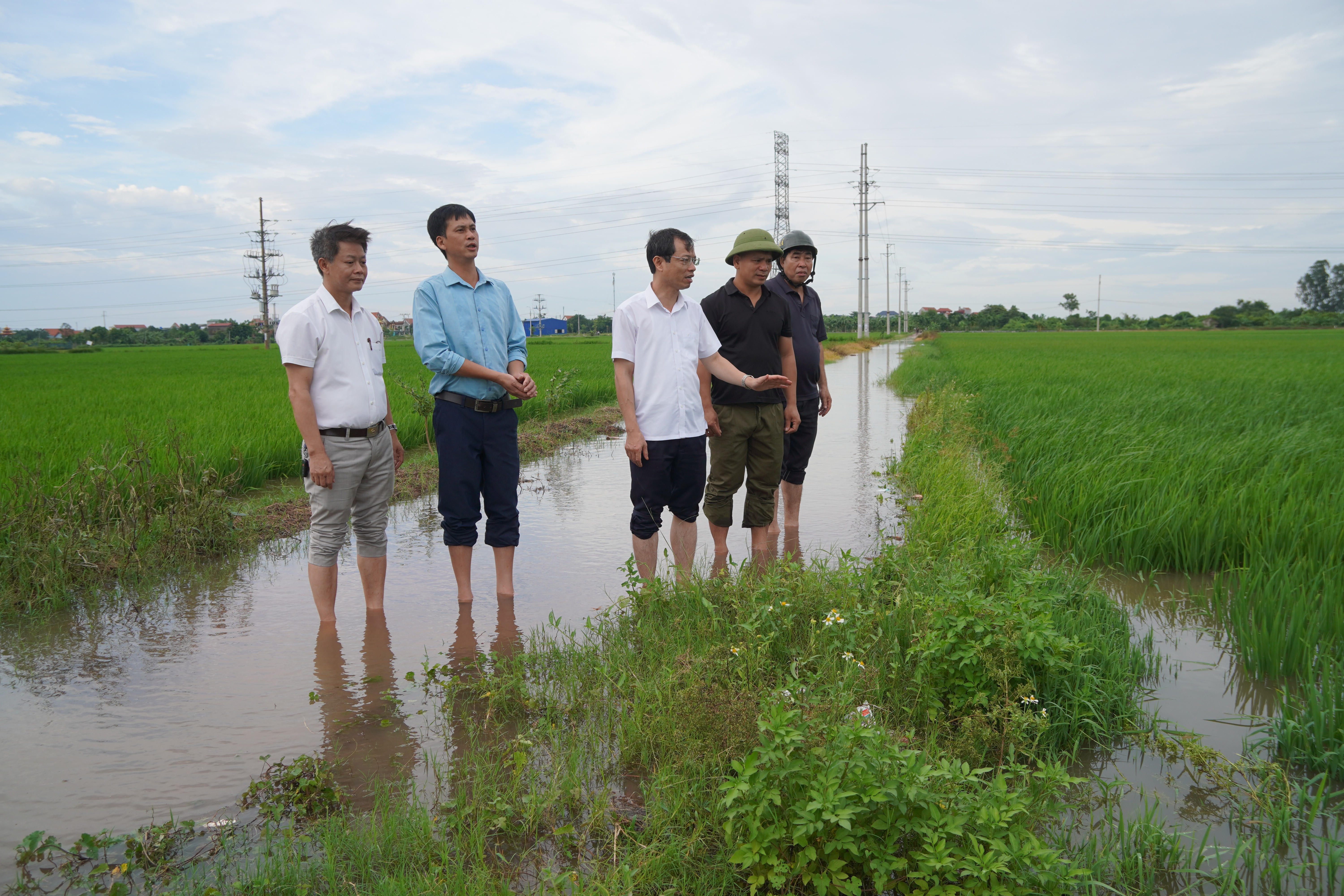Đồng chí Dương Tuấn Kiệt – Bí thư Đảng ủy, Chủ tịch HĐND xã Nguyễn Trãi kiểm tra công tác phòng chống bão bão số 4 và khắc phục mưa lớn những ngày qua