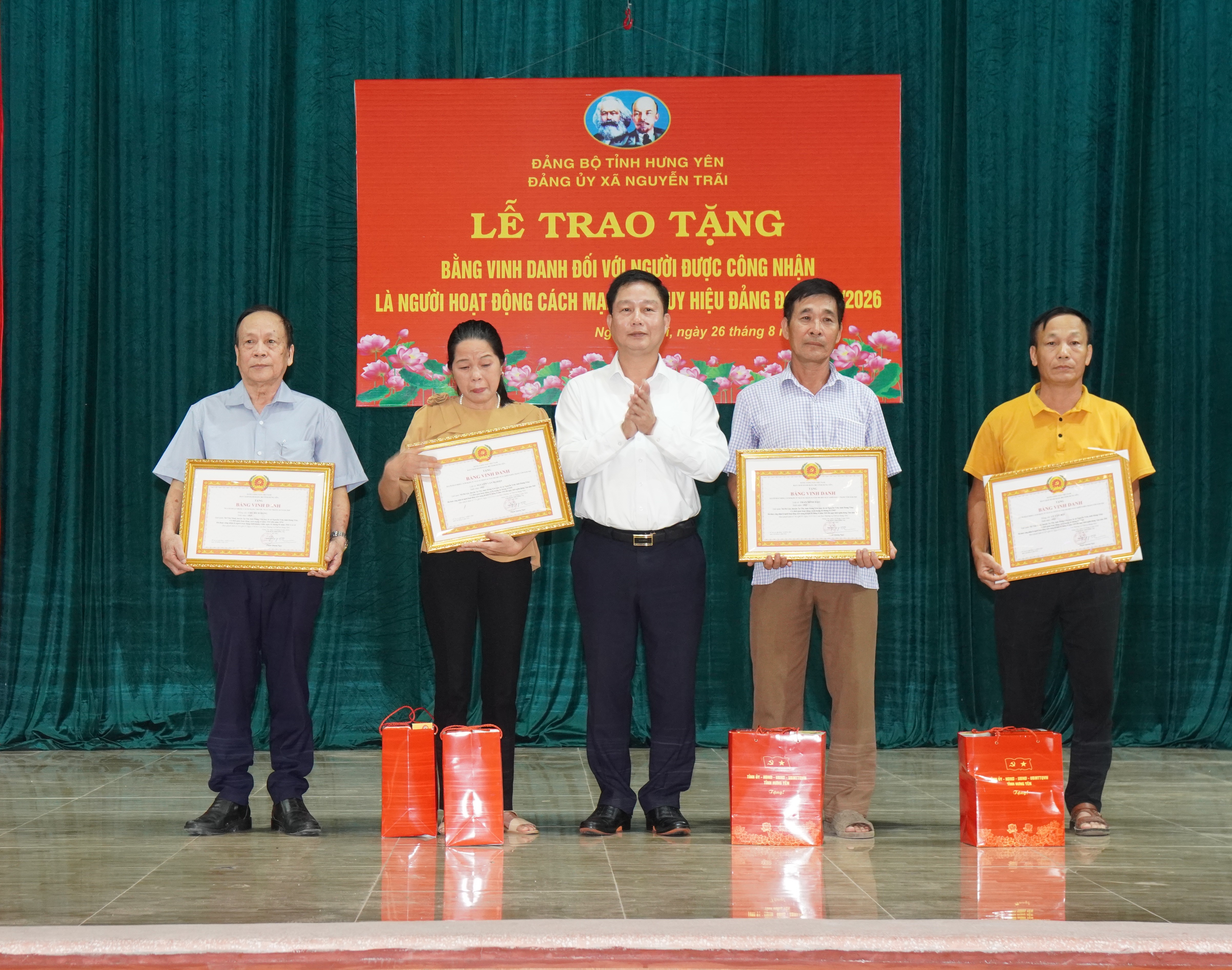 Đảng ủy xã Nguyễn Trãi tổ chức Lễ trao tặng Bằng vinh danh đối với người được công nhận là người hoạt động cách mạng và trao tặng Huy hiệu Đảng đợt 2/9/2026