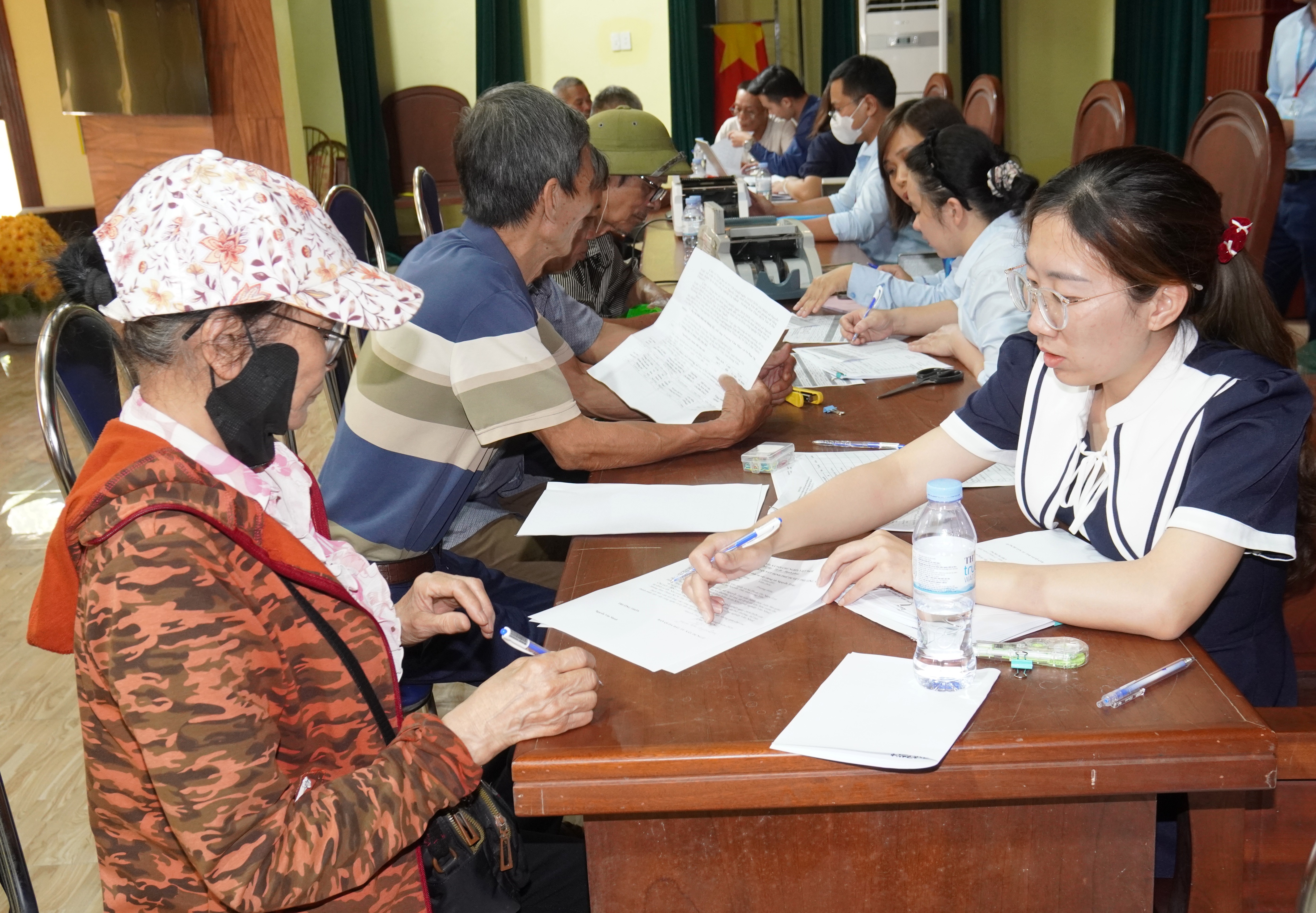Ban Quản lý dự án đầu tư xây dựng xã Nguyễn Trãi tổ chức chi trả kinh phí bồi thường, hỗ trợ cho các hộ dân có đất thu hồi để thực hiện dự án Khu công nghiệp Văn Nhuệ - Hoàng Hoa Thám (KCN Tân Á Đại Thành) tại xã Nguyễn Trãi, tỉnh Hưng Yên
