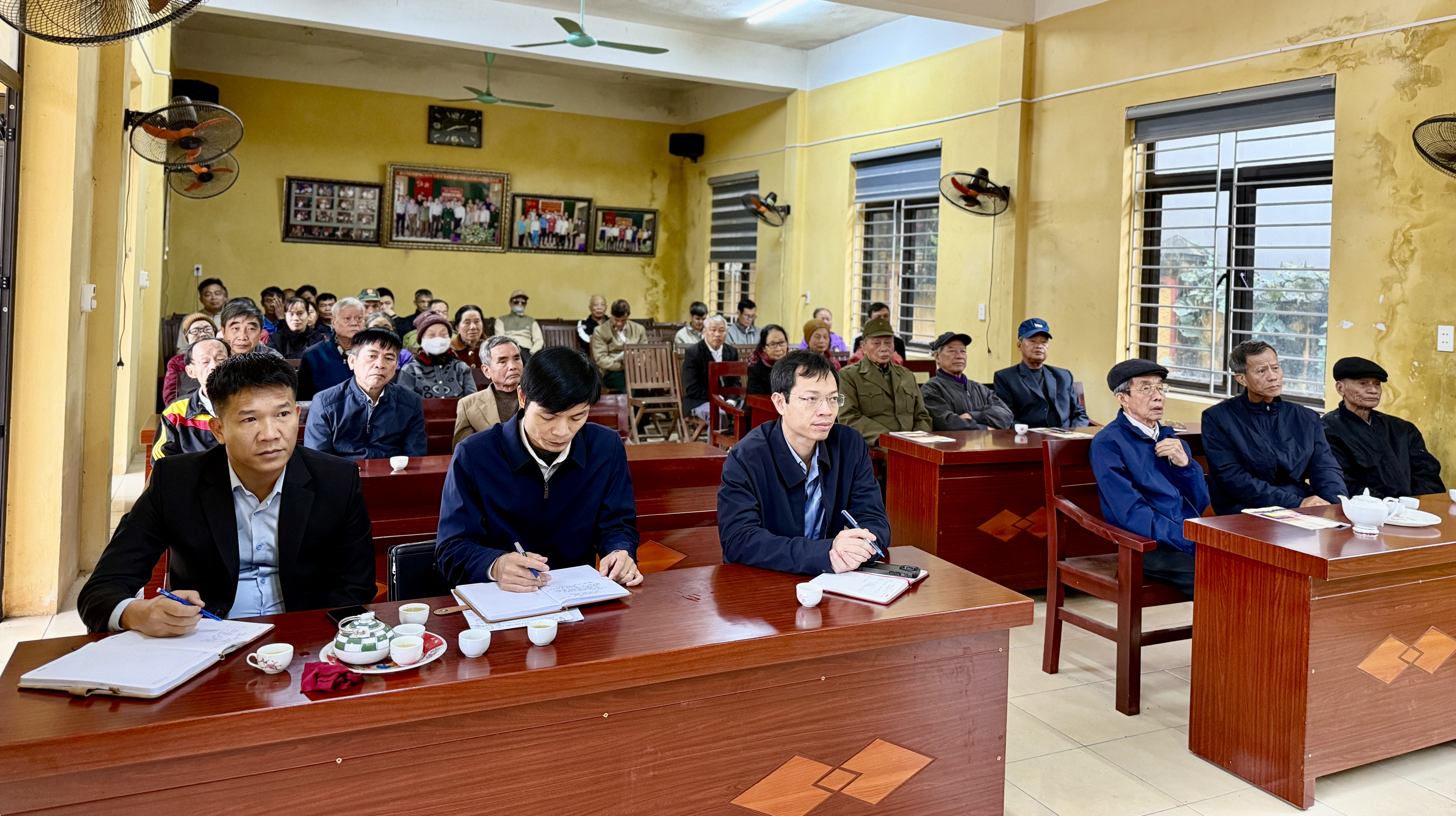 Đồng chí Dương Tuấn Kiệt: Bí thư Đảng ủy, Chủ tịch HĐND xã Nguyễn Trãi tỉnh Hưng Yên dự sinh hoạt chi bộ Anh Nhuệ