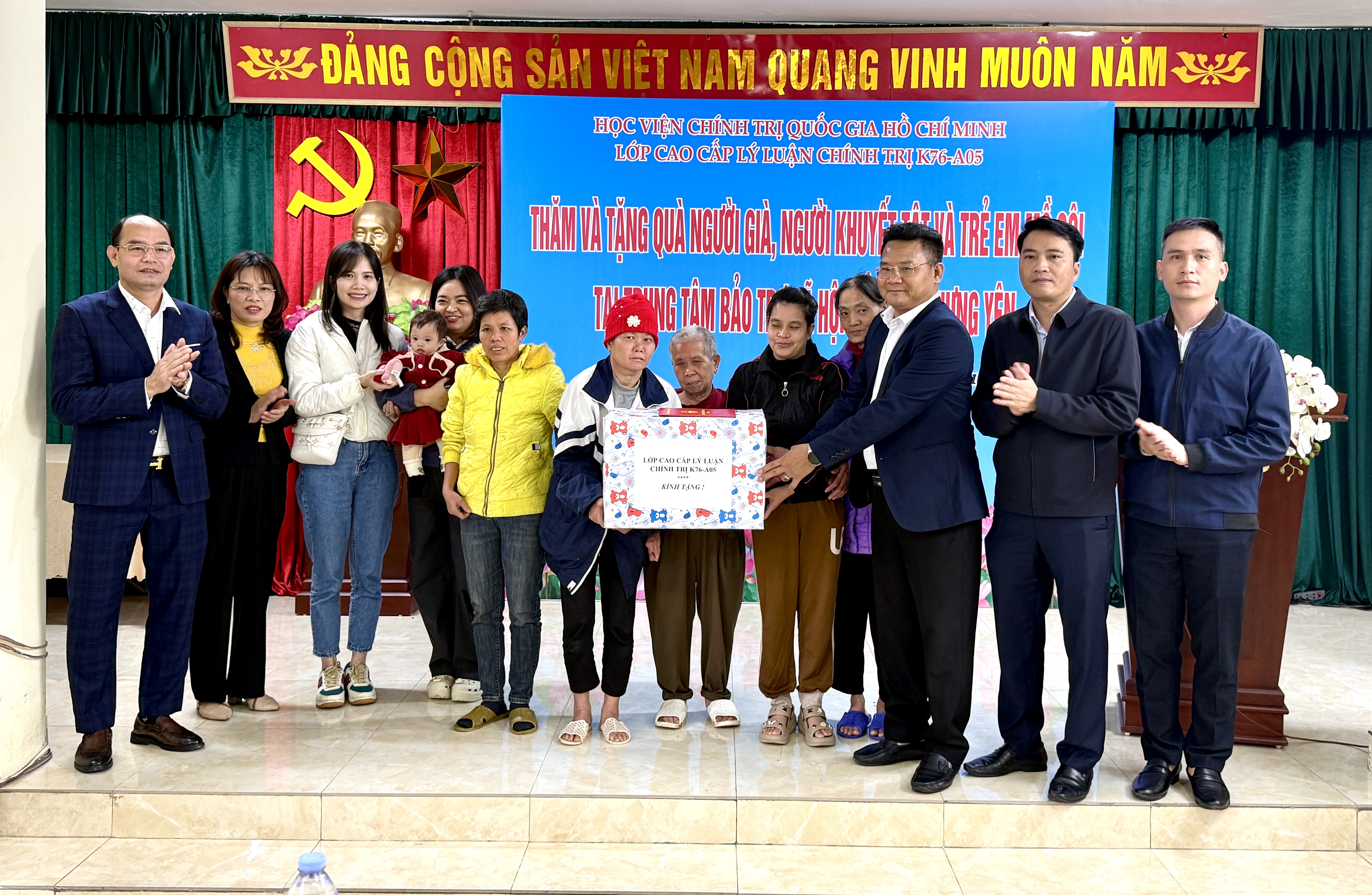 Lớp cao cấp chính trị A05-K76 thăm và tặng quà tại trung tâm bảo trợ xã hội tổng hợp Hưng Yên