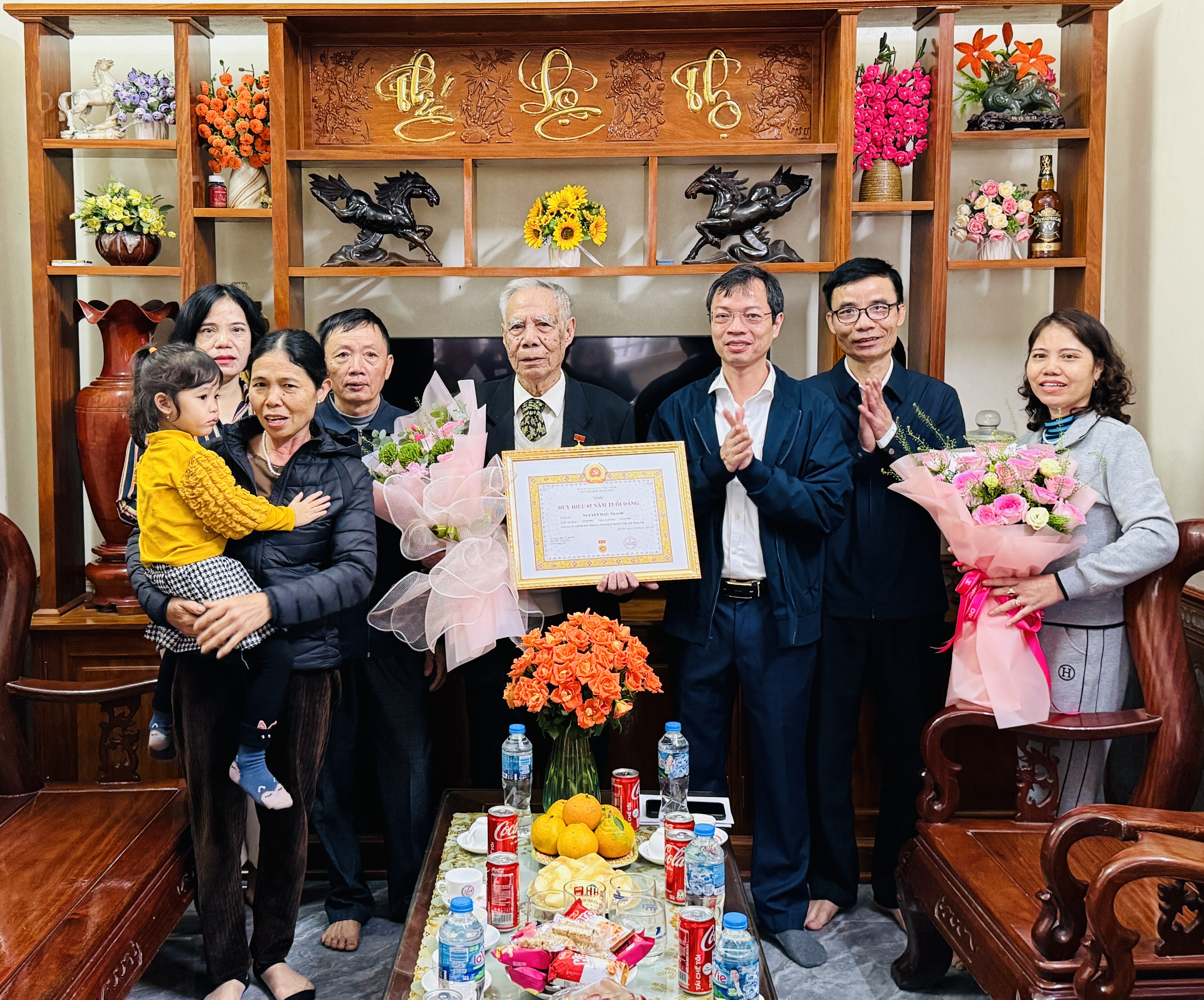 Đồng chí Dương Tuấn Kiệt – Bí thư Đảng ủy, Chủ tịch HĐND xã trao huy hiệu 65 năm tuổi Đảng đợt 7/11 cho đảng viên Nguyễn Mậu Thanh, sinh hoạt tại chi bộ Nhân Lý, đảng bộ xã Nguyễn Trãi