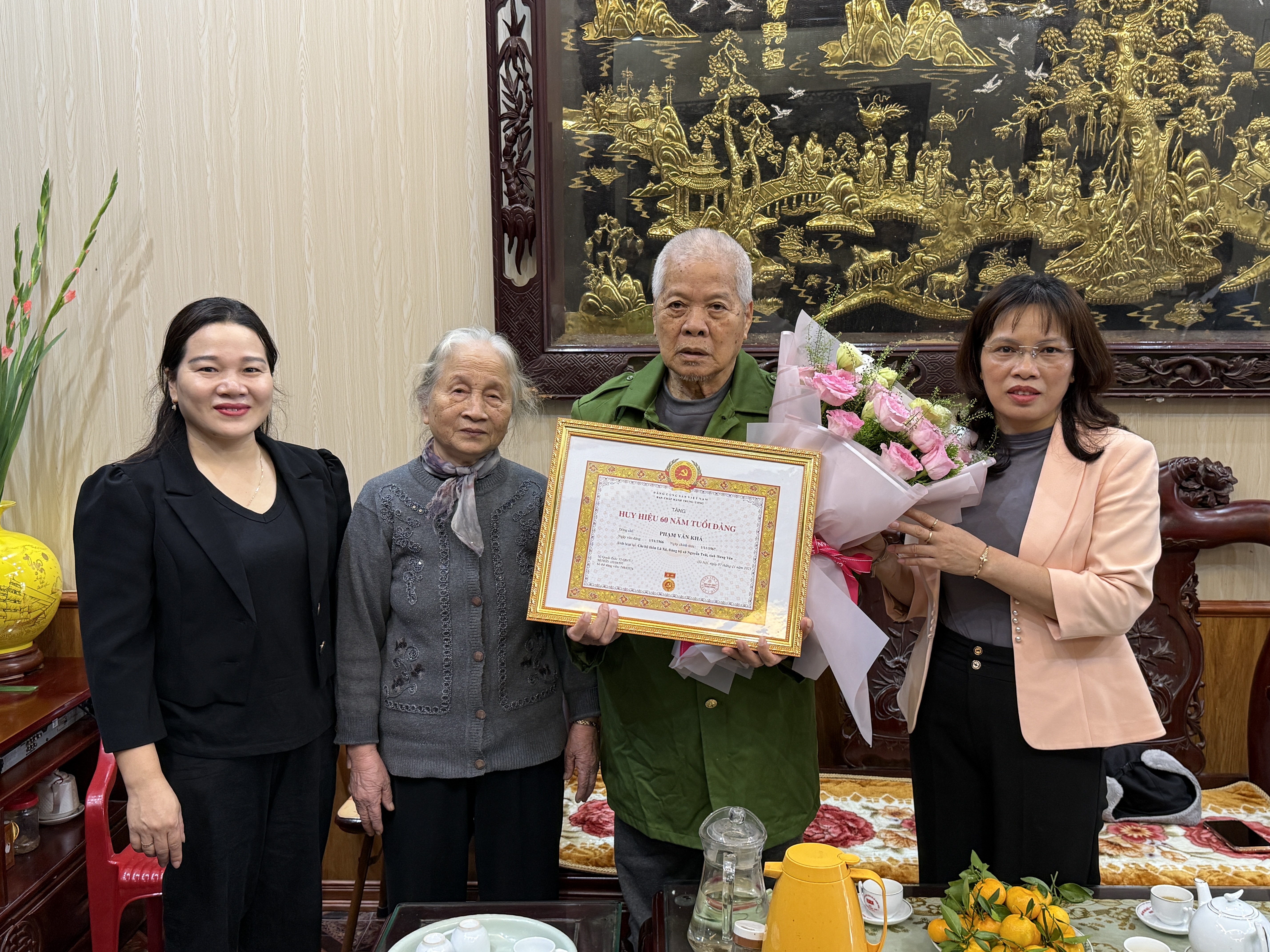 Đồng chí Nguyễn Thúy Giang – Phó Bí thư Thường trực Đảng ủy xã Nguyễn Trãi trao Huy hiệu 60 năm tuổi Đảng cho đảng viên Phạm Văn Khả, sinh hoạt tại Chi bộ Lã Xá, đảng bộ xã Nguyễn Trãi