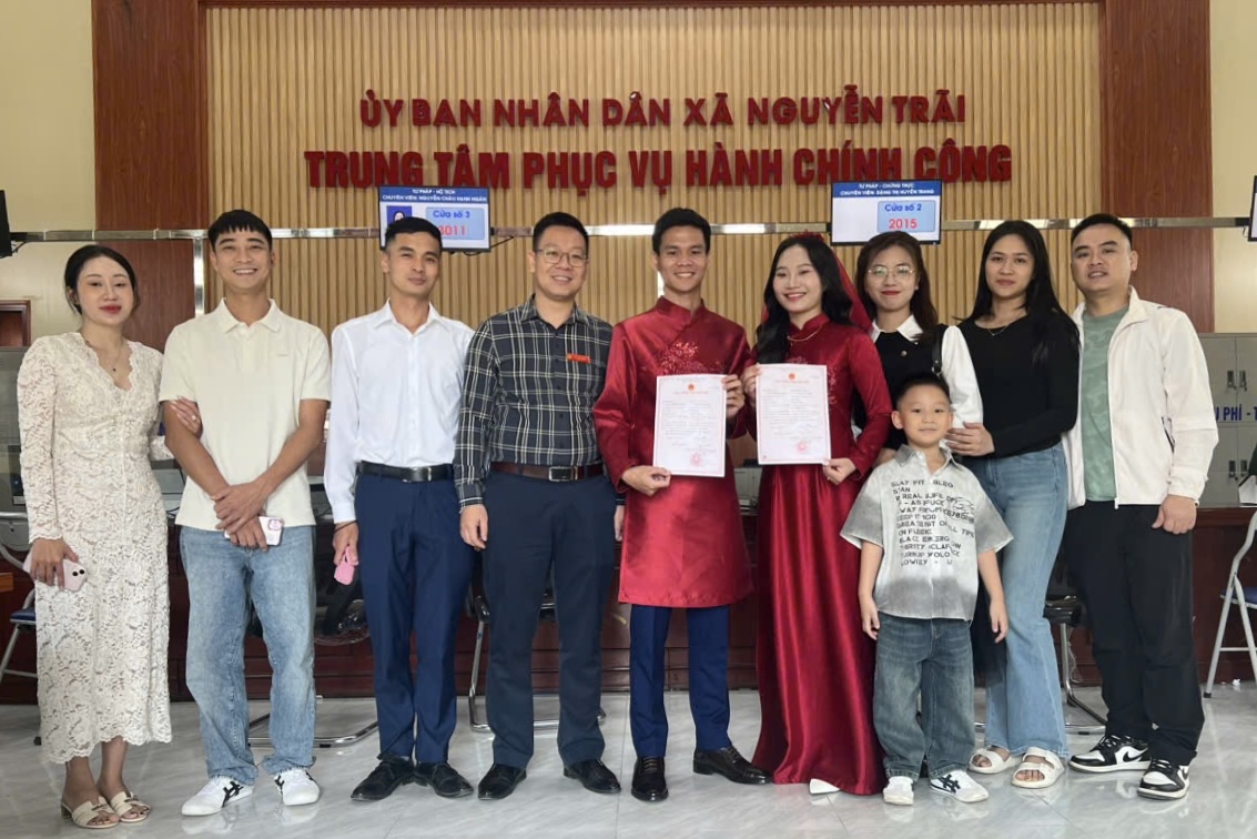Xã Nguyễn Trãi trao giấy chứng nhận đăng ký kết hôn cho cặp đôi