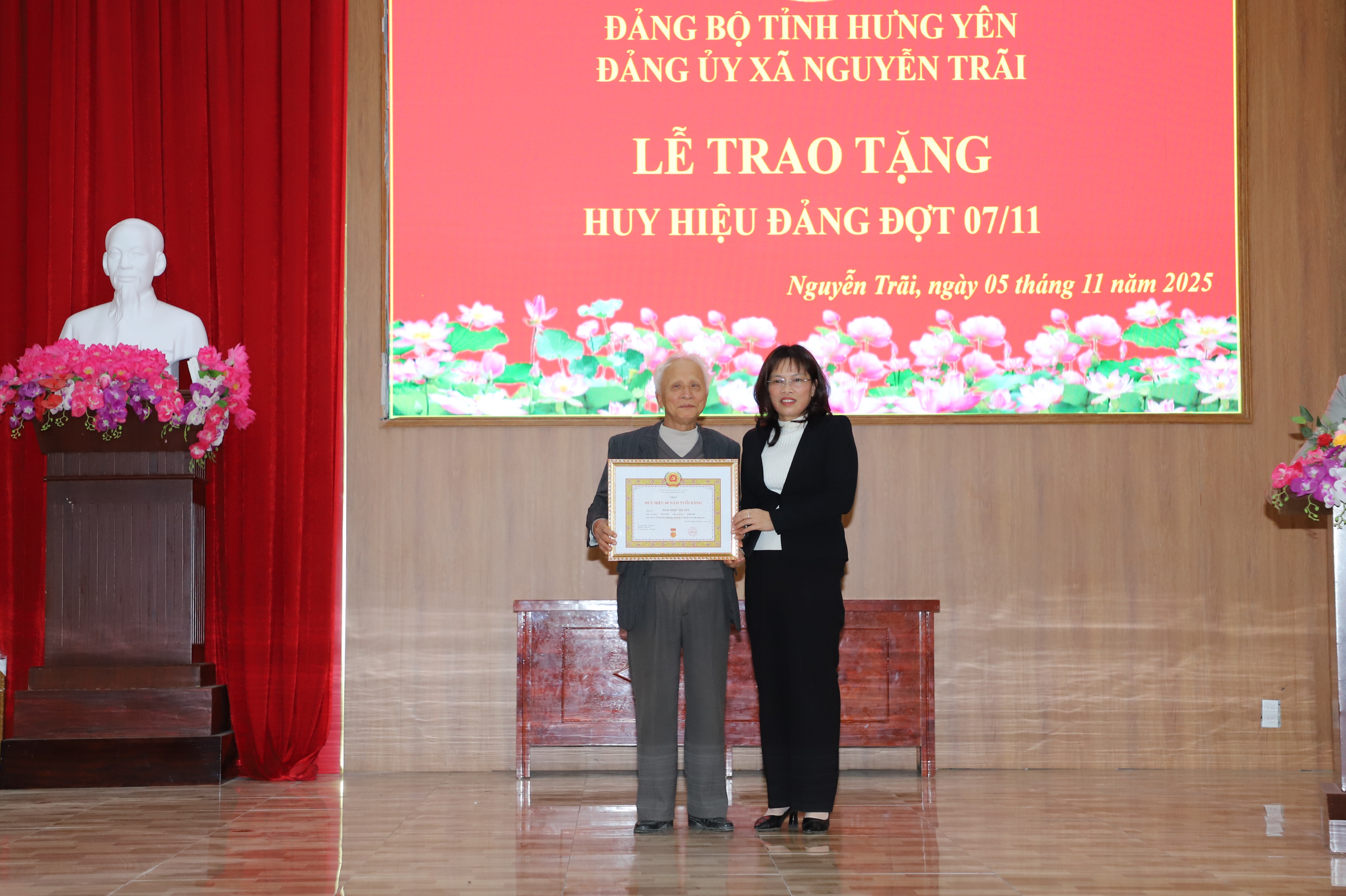 Đảng ủy xã Nguyễn Trãi trao huy hiệu đảng đợt 7/11