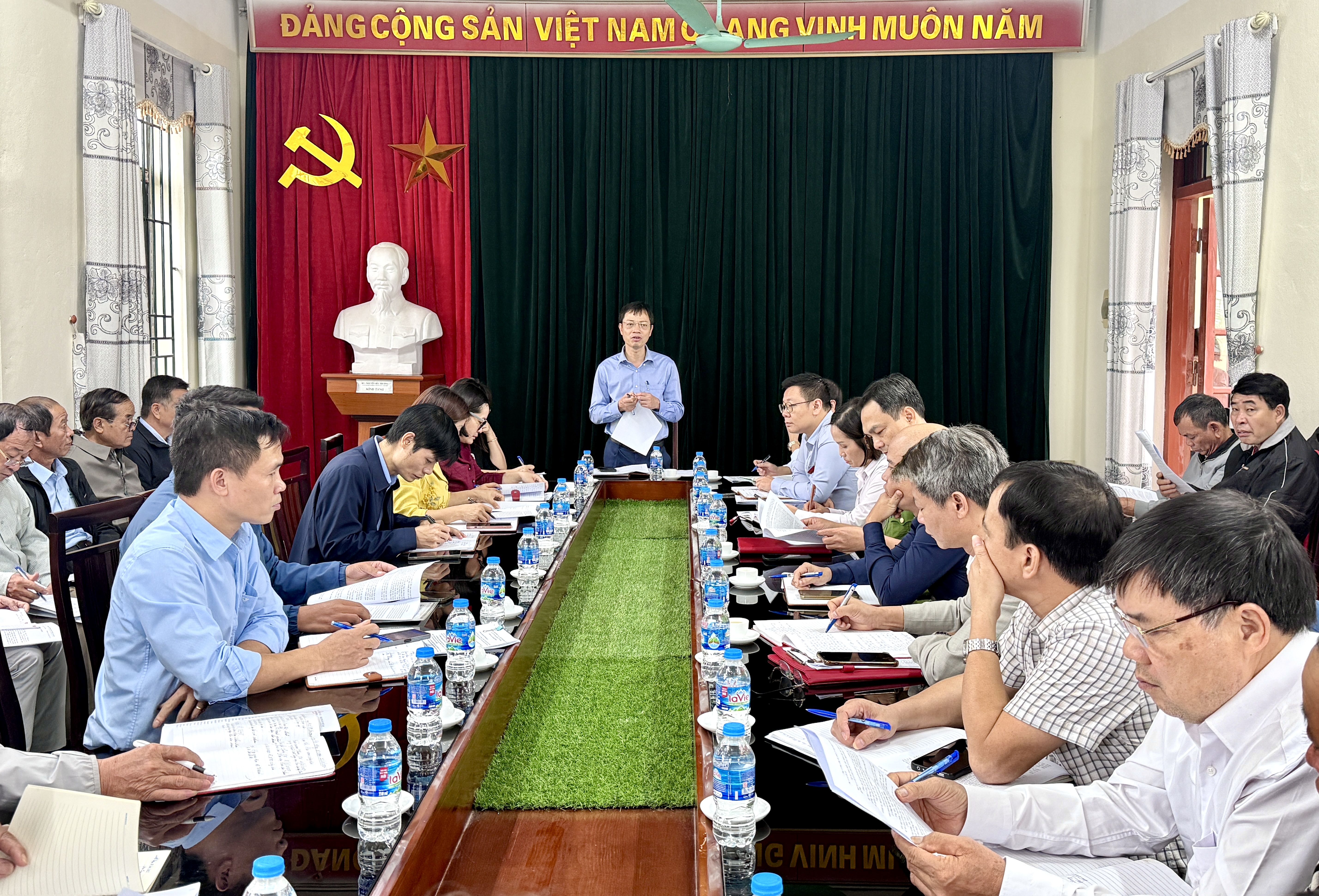Đảng ủy xã Nguyễn Trãi tổ chức hội nghị giao ban tháng 11 giữa đồng chí Bí thư, các Phó Bí thư Đảng bộ xã với các đồng chí Bí thư Chi bộ trực thuộc Đảng bộ xã.