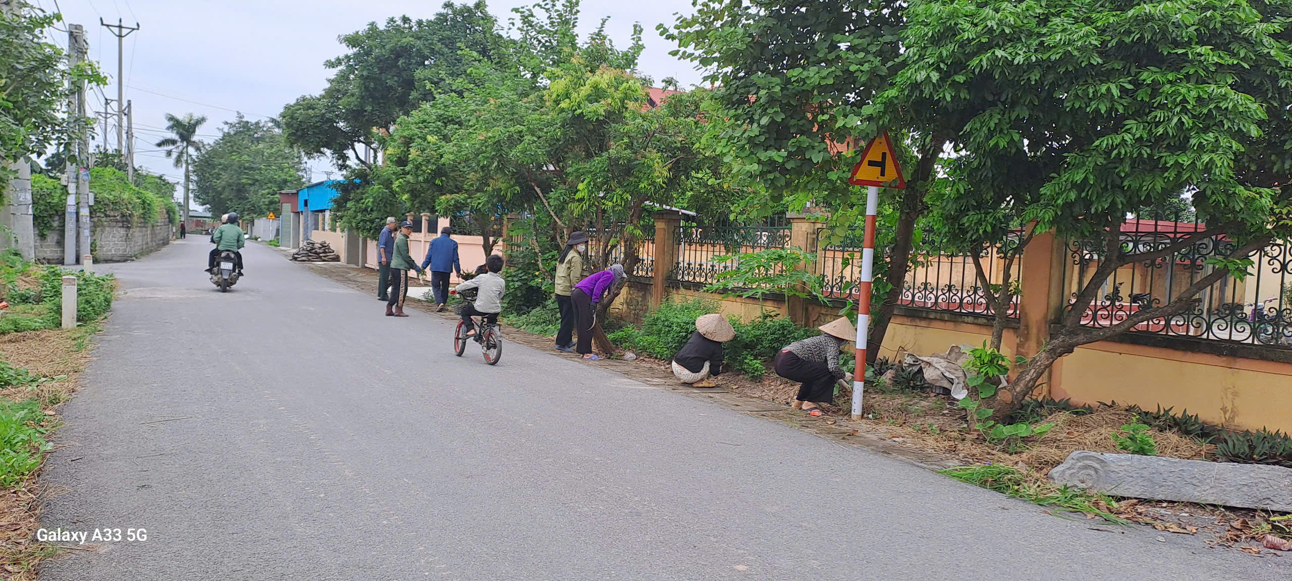 “Ngày Chủ nhật xanh – sạch – đẹp” – Hành động nhỏ, ý nghĩa lớn của người dân Nguyễn Trãi