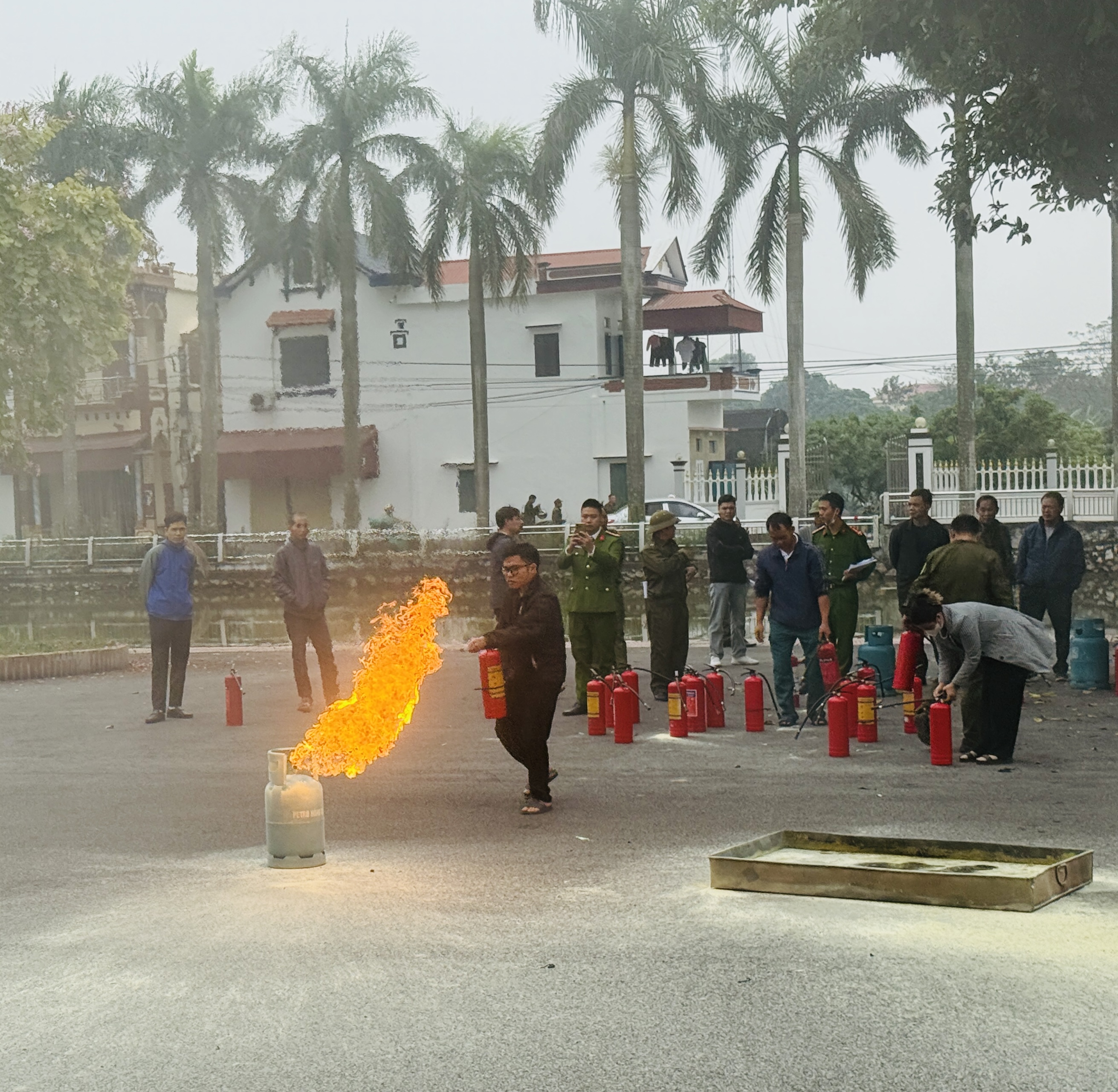 Xã Nguyễn Trãi tổ chức huấn luyện nghiệp vụ phòng cháy chữa cháy và cứu nạn cứu hộ cho các cơ sở kinh doanh trên địa bàn